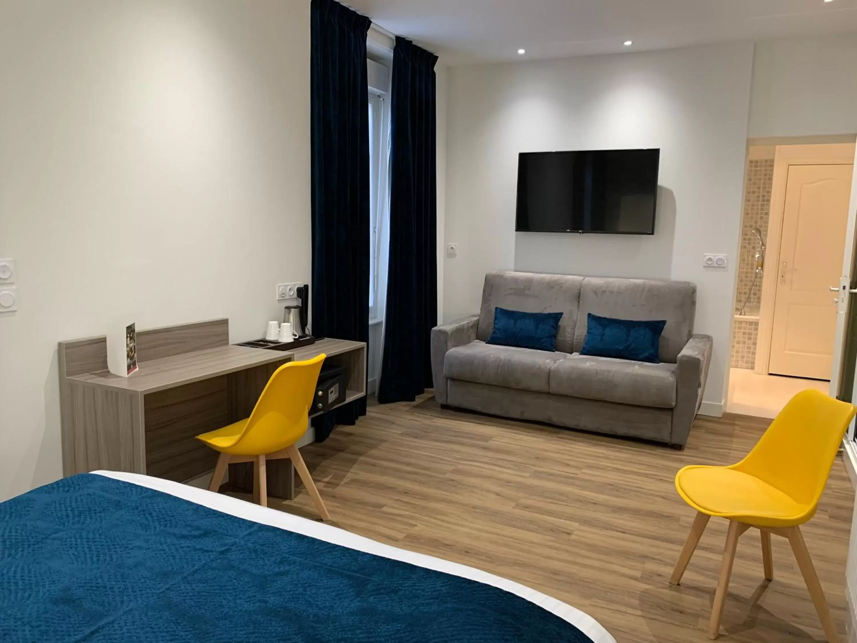 Family Queen Room with Sofa Bed - Non-Smoking in Best Western Hôtel Des Voyageurs Family Queen Room with Sofa Bed - Non-Smoking in Best Western Hôtel Des Voyageurs