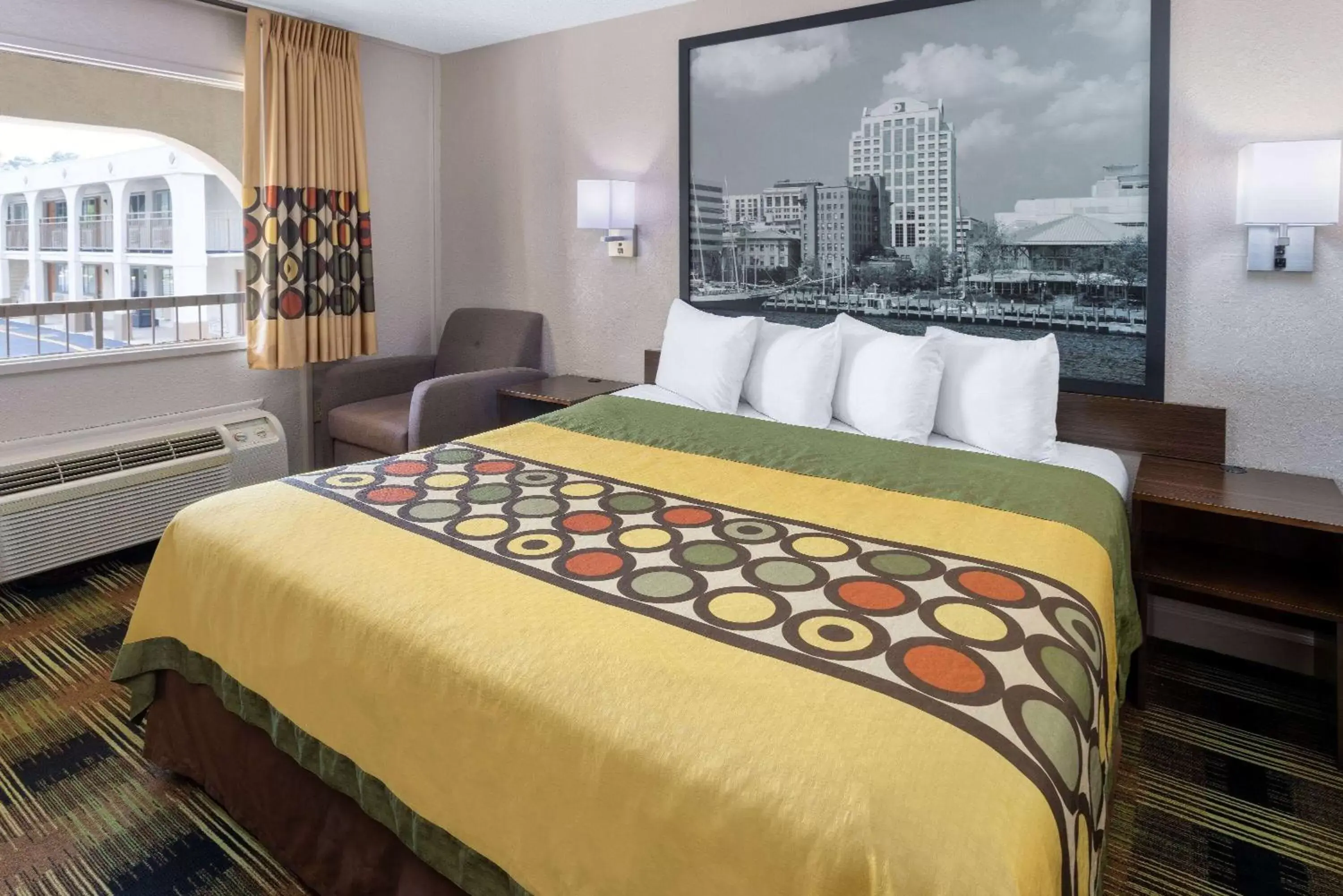 Standard King Room - Smoking in Super 8 by Wyndham Williamsburg/Historic Area Standard King Room - Smoking in Super 8 by Wyndham Williamsburg/Historic Area