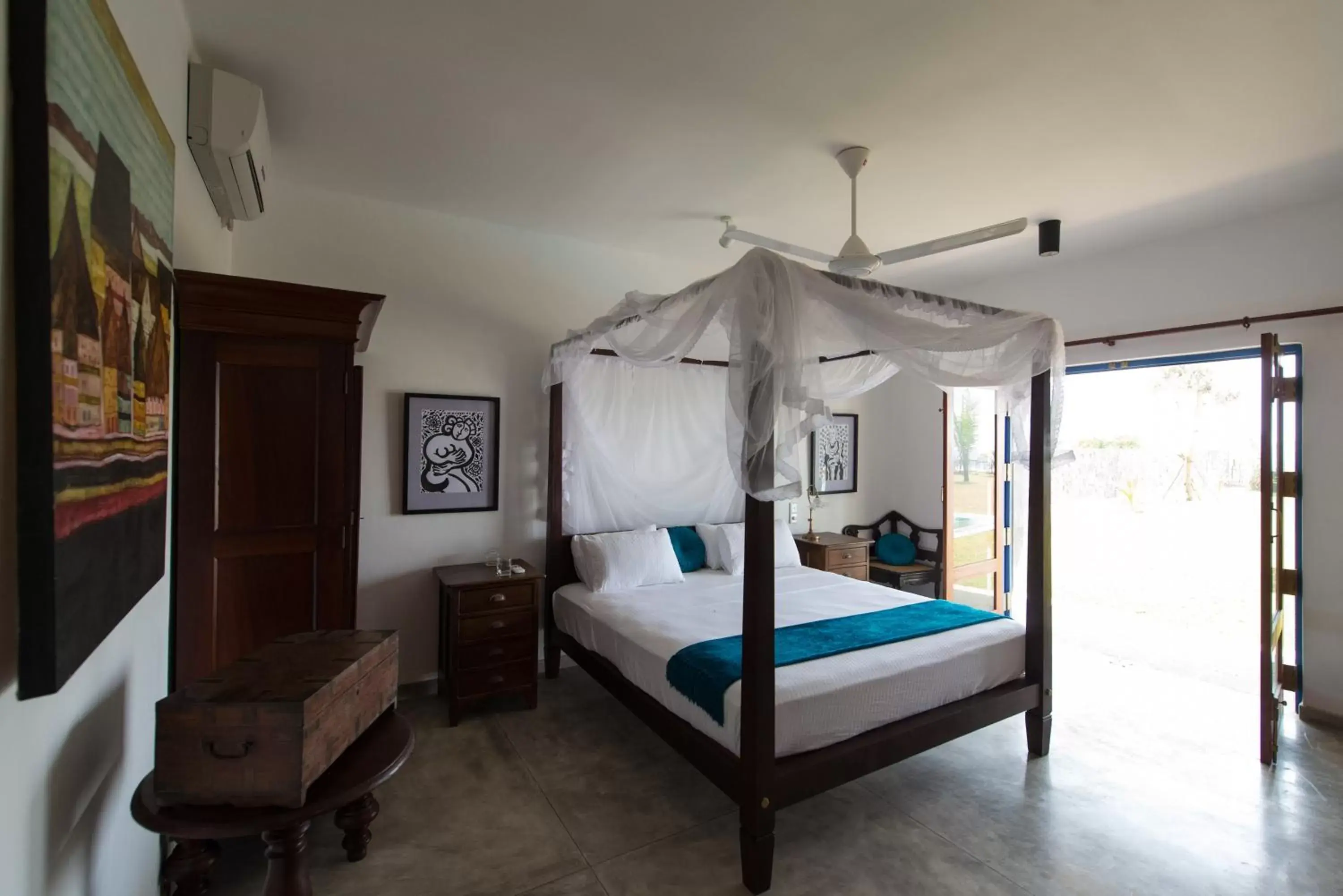 Deluxe Double Room with Sea View - single occupancy in Villa Atulya at Ocean's edge Deluxe Double Room with Sea View - single occupancy in Villa Atulya at Ocean's edge