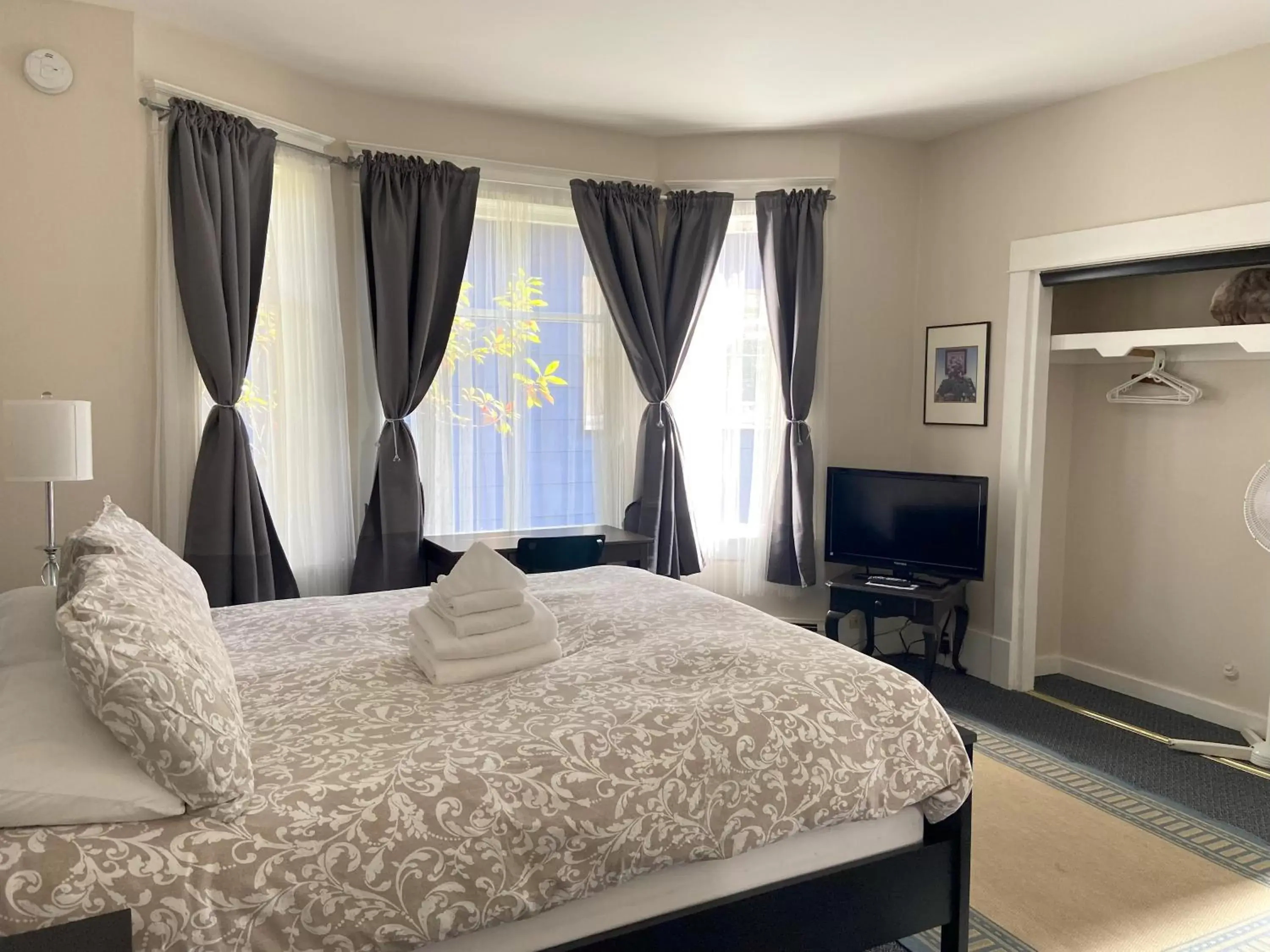 Classic Double Room in Douglas Guest House Classic Double Room in Douglas Guest House