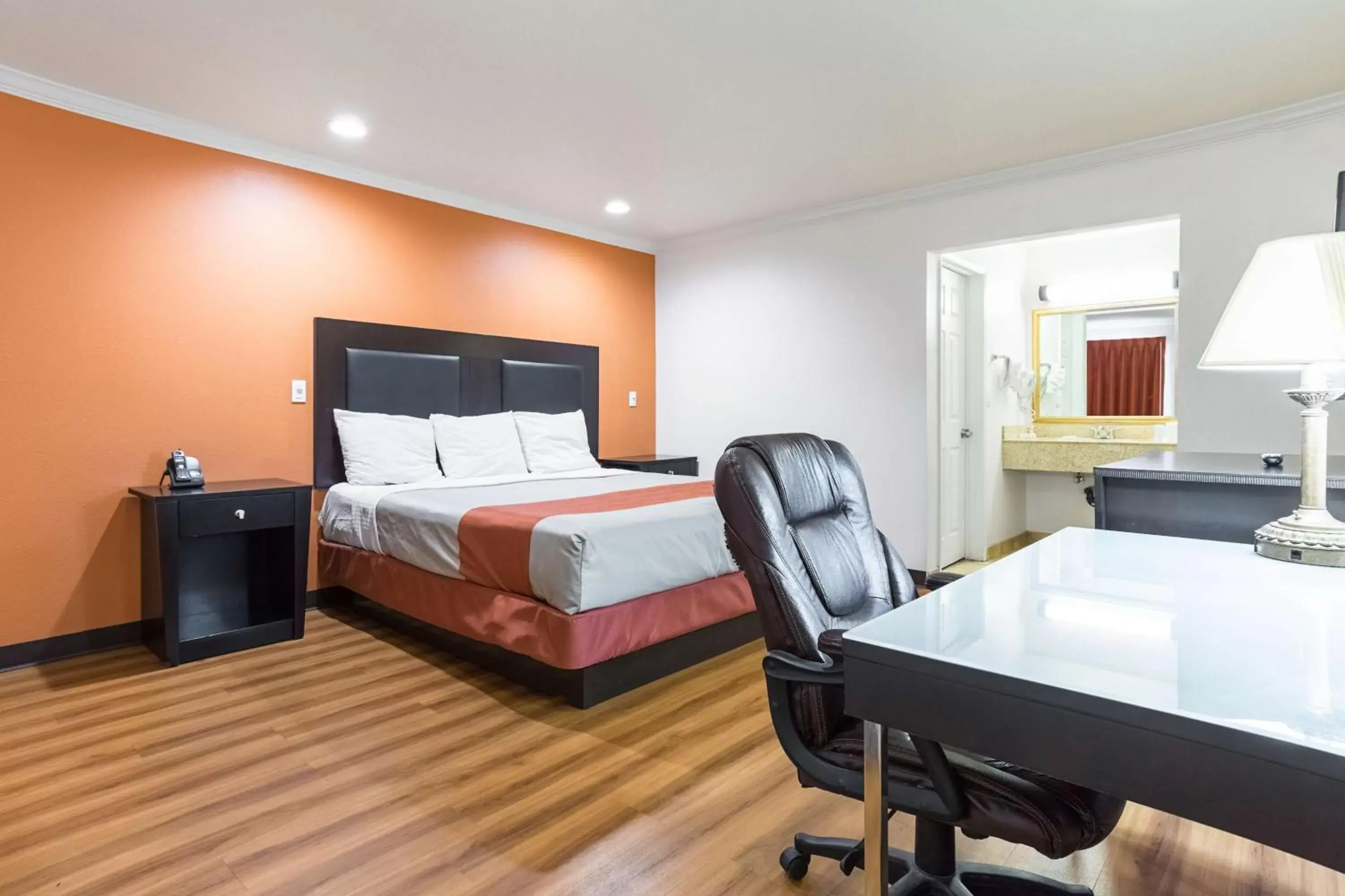 Deluxe King Room - Non-Smoking in Motel 6-Mojave, CA - Airport Deluxe King Room - Non-Smoking in Motel 6-Mojave, CA - Airport