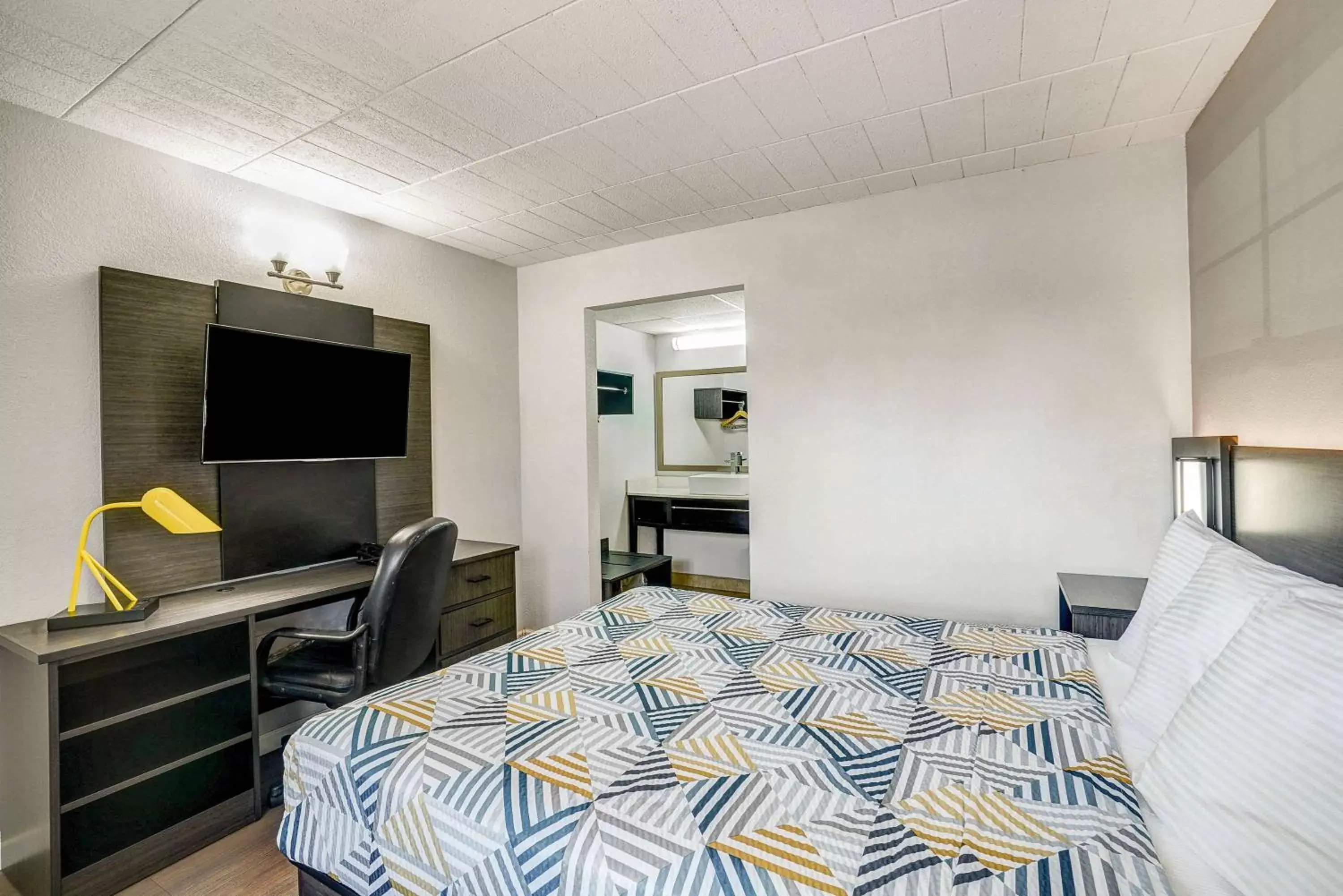 Deluxe Queen Room - Non-Smoking in Motel 6 Carlisle, PA - Cumberland Valley Deluxe Queen Room - Non-Smoking in Motel 6 Carlisle, PA - Cumberland Valley