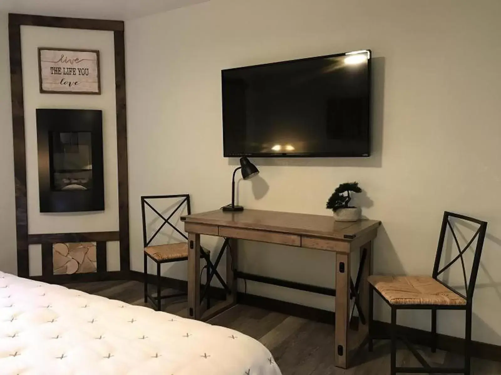 King Room with Roll-In Shower - Disability Access in The Jeffrey Hotel King Room with Roll-In Shower - Disability Access in The Jeffrey Hotel