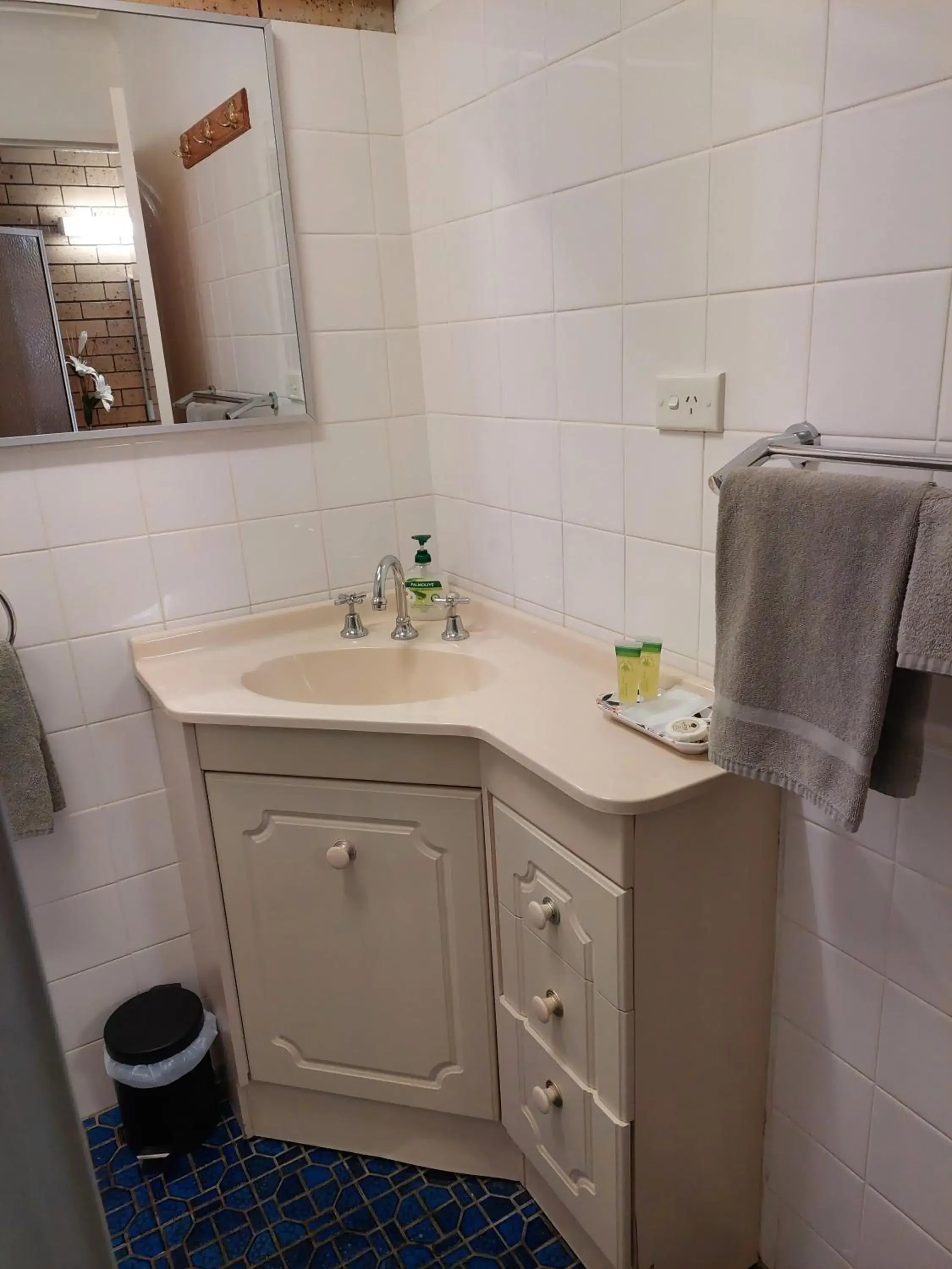 Executive Queen Room in Settlers Motor Inn Executive Queen Room in Settlers Motor Inn