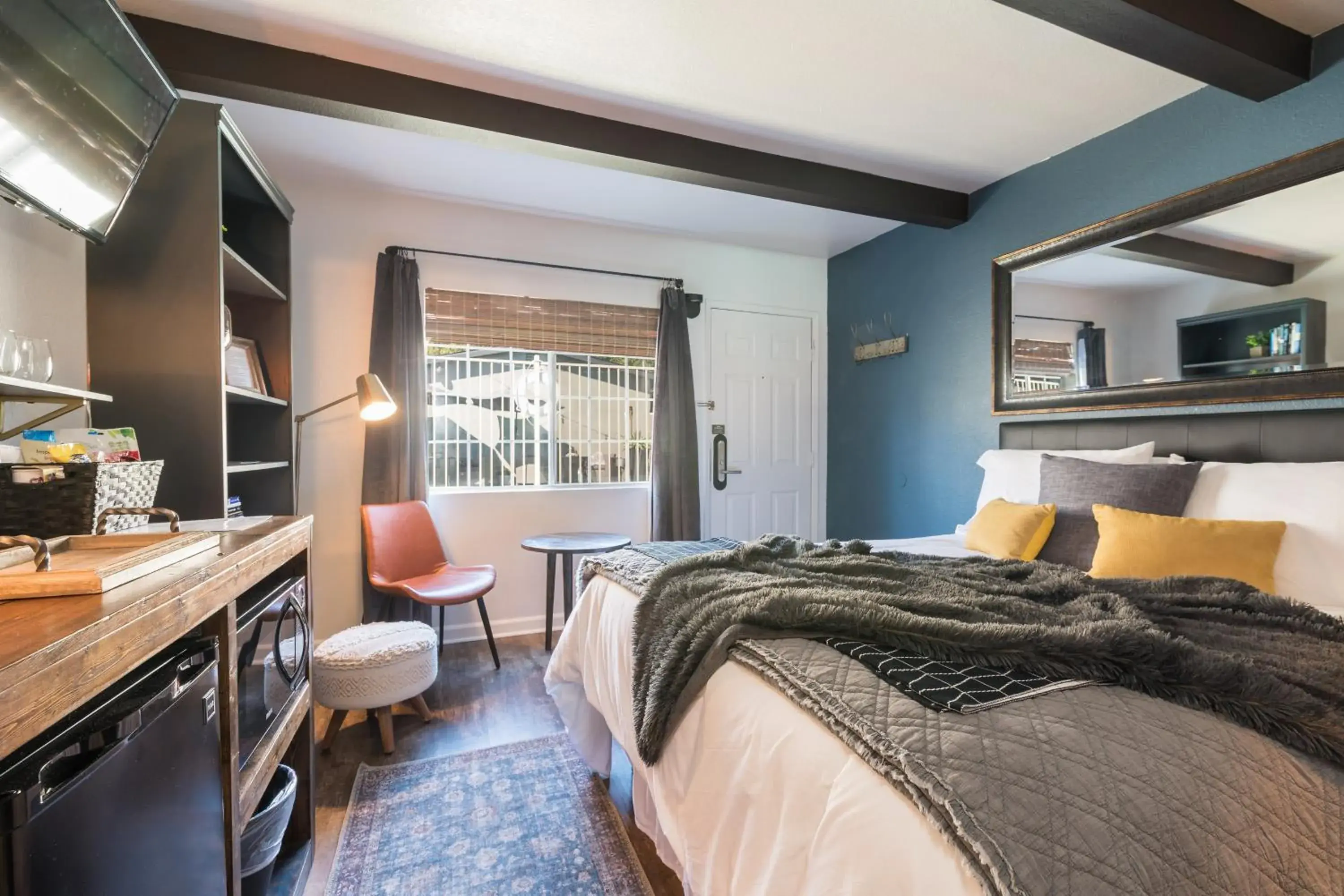 Queen Room in Shell Beach Inn Queen Room in Shell Beach Inn