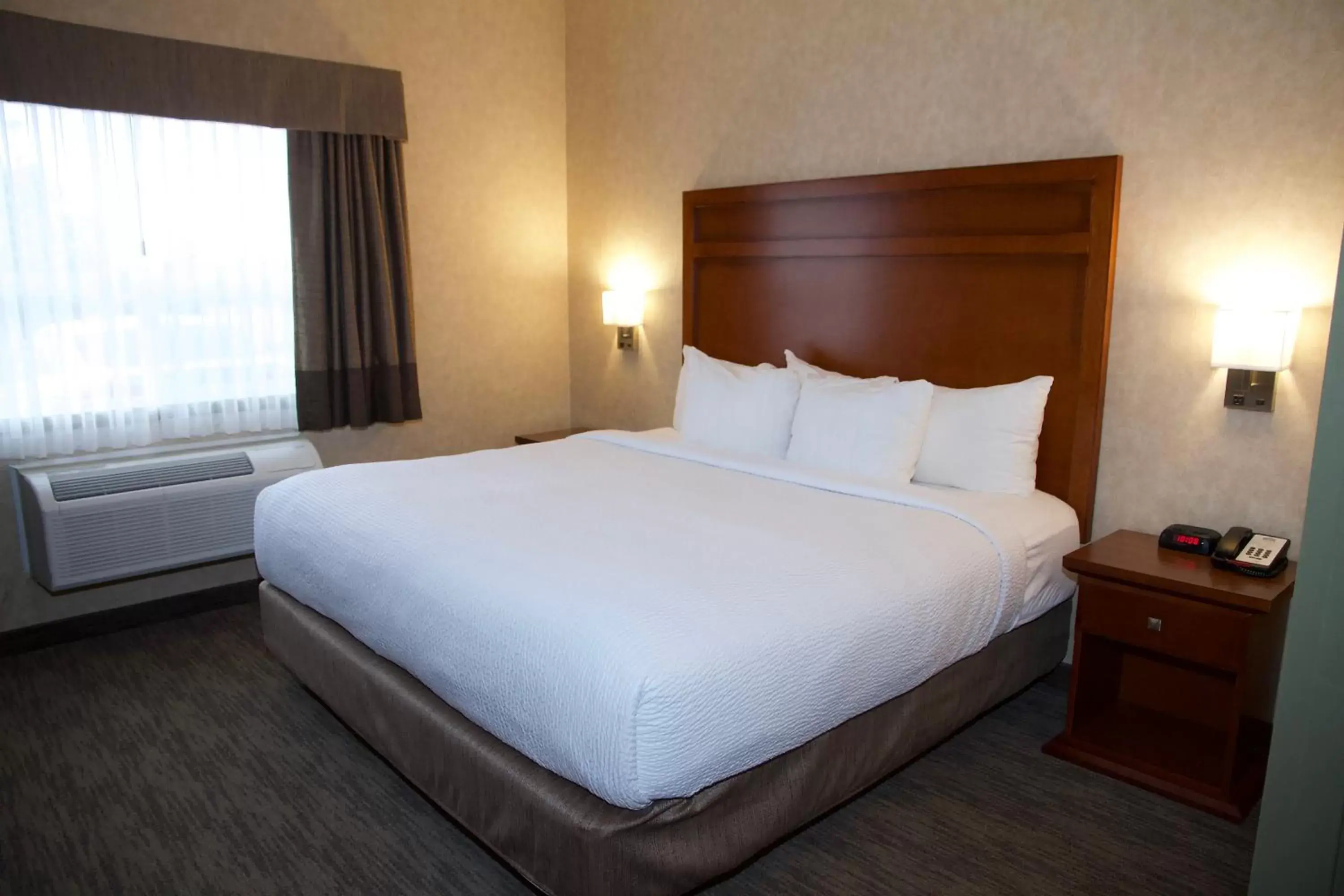 King Suite - Non-Smoking in Days Inn & Suites by Wyndham Brooks King Suite - Non-Smoking in Days Inn & Suites by Wyndham Brooks