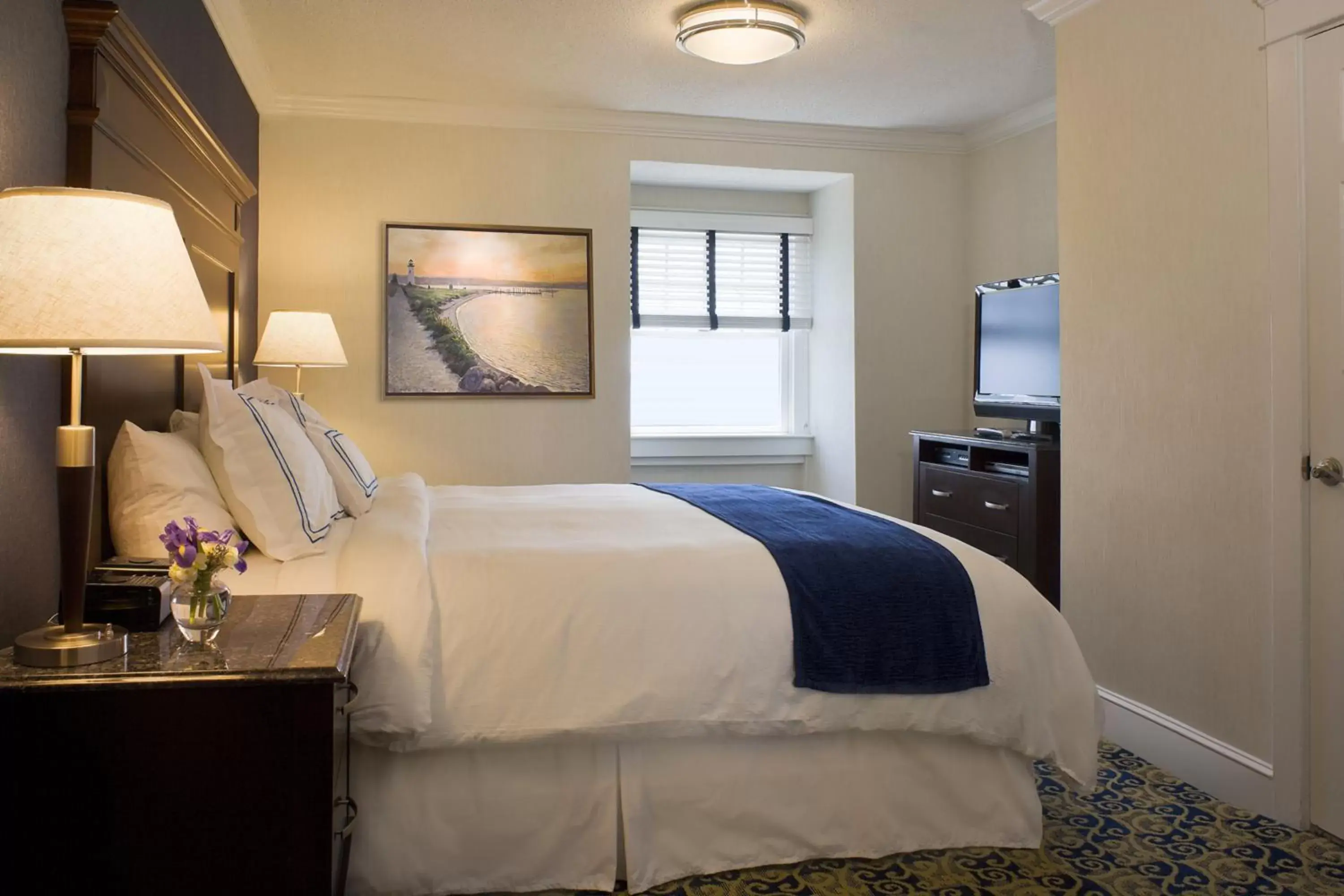 Budget Double Room in Newport Beach Hotel & Suites Budget Double Room in Newport Beach Hotel & Suites