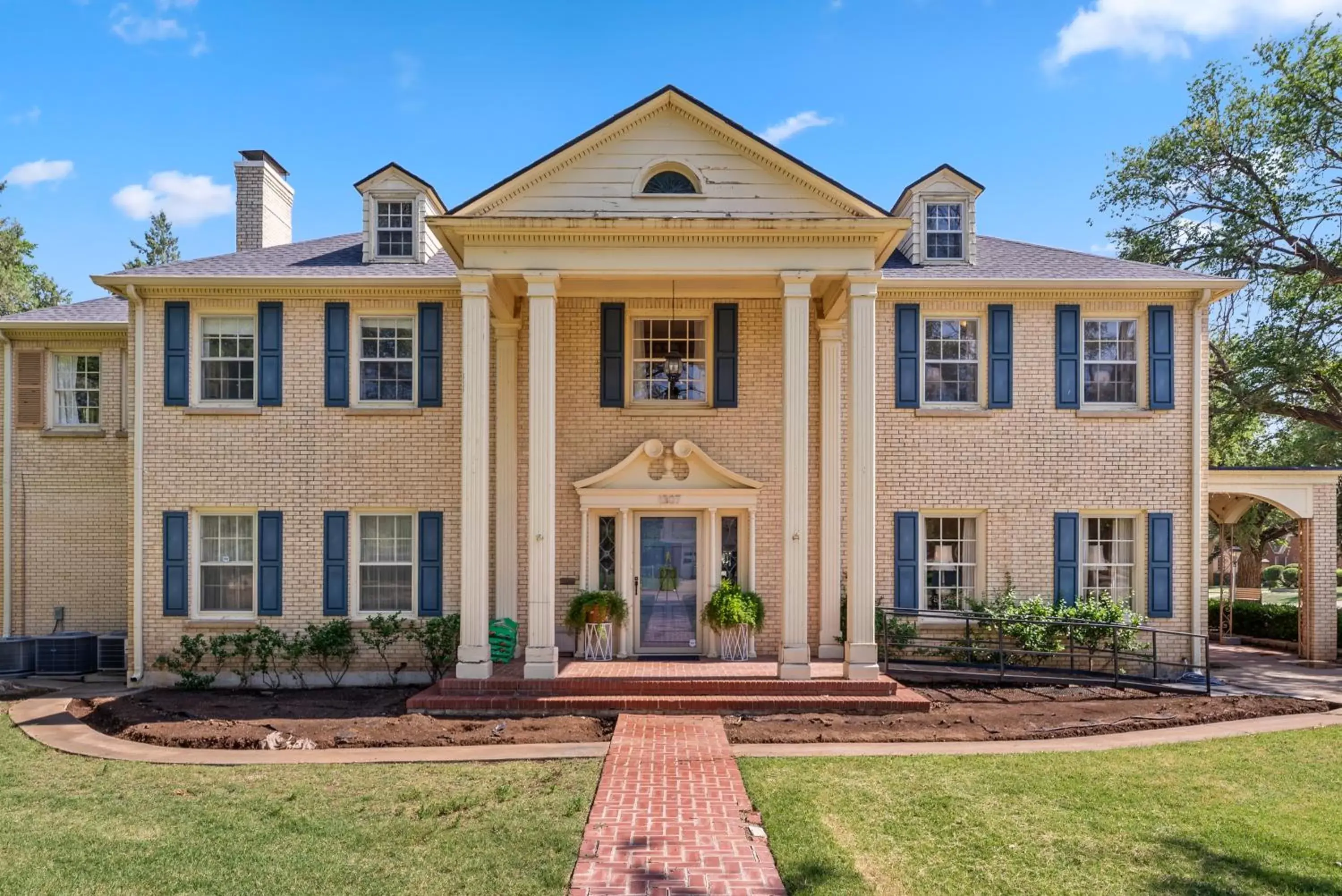 Deluxe Double Room with Bath in Presidents House B & B Deluxe Double Room with Bath in Presidents House B & B