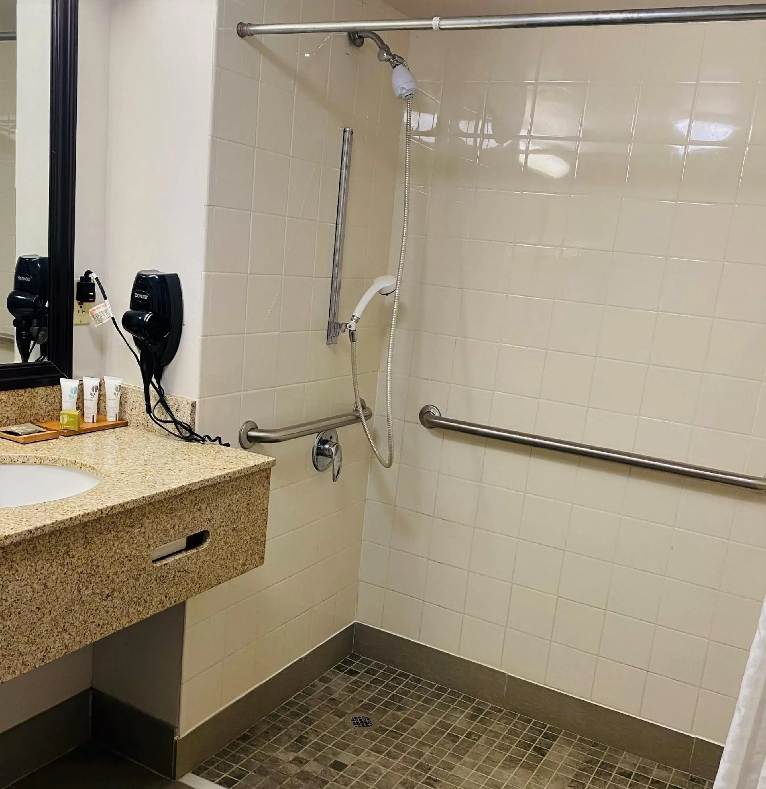 King Room with Roll-in Shower - Disability Access/Non-Smoking in Country Inn & Suites by Radisson, Clarksville, TN King Room with Roll-in Shower - Disability Access/Non-Smoking in Country Inn & Suites by Radisson, Clarksville, TN