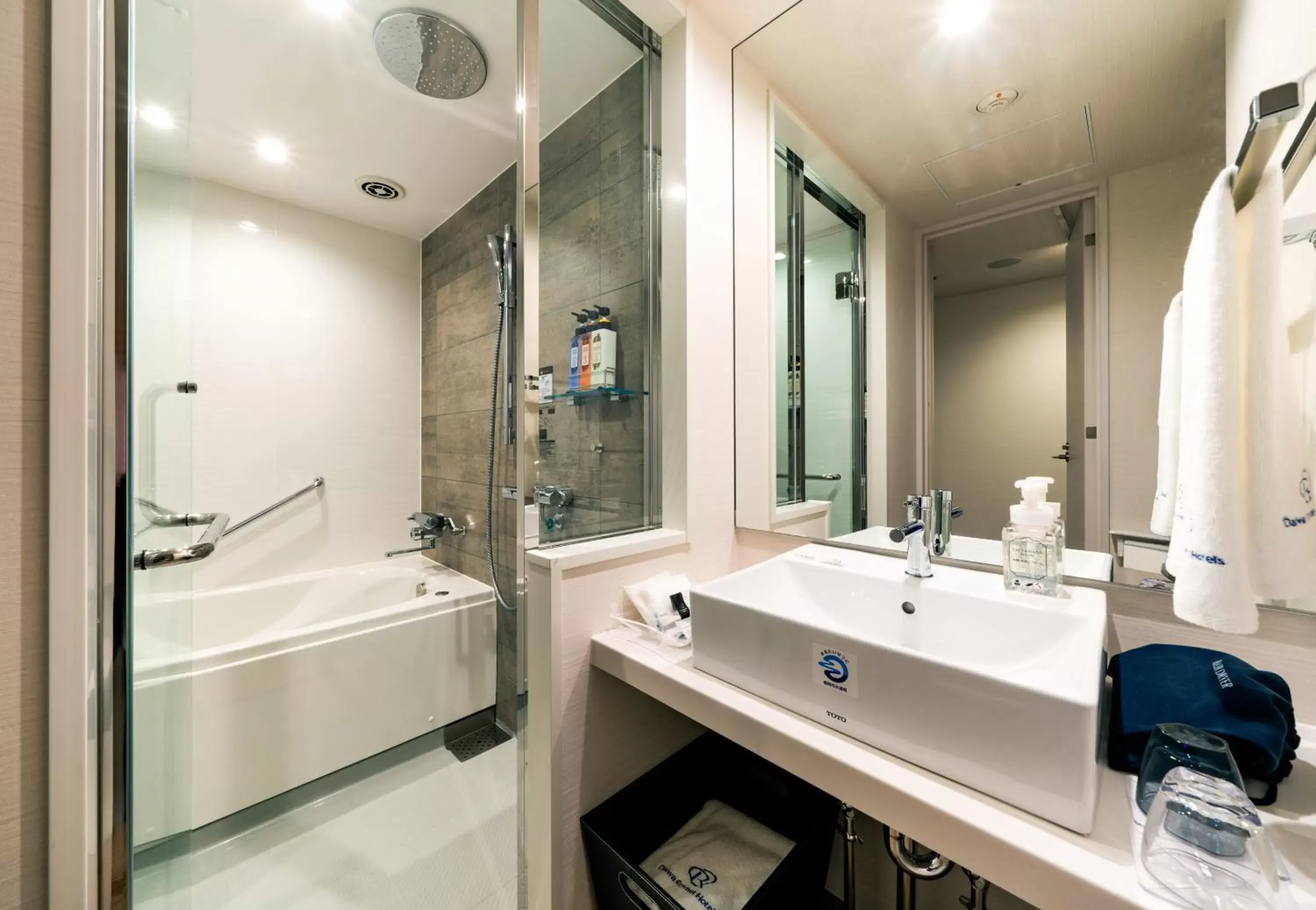 Standard Double Room - single occupancy - Non-Smoking in Daiwa Roynet Hotel Hakata Reisen PREMIER - former Daiwa Roynet Hotel Hakata Reisen Standard Double Room - single occupancy - Non-Smoking in Daiwa Roynet Hotel Hakata Reisen PREMIER - former Daiwa Roynet Hotel Hakata Reisen