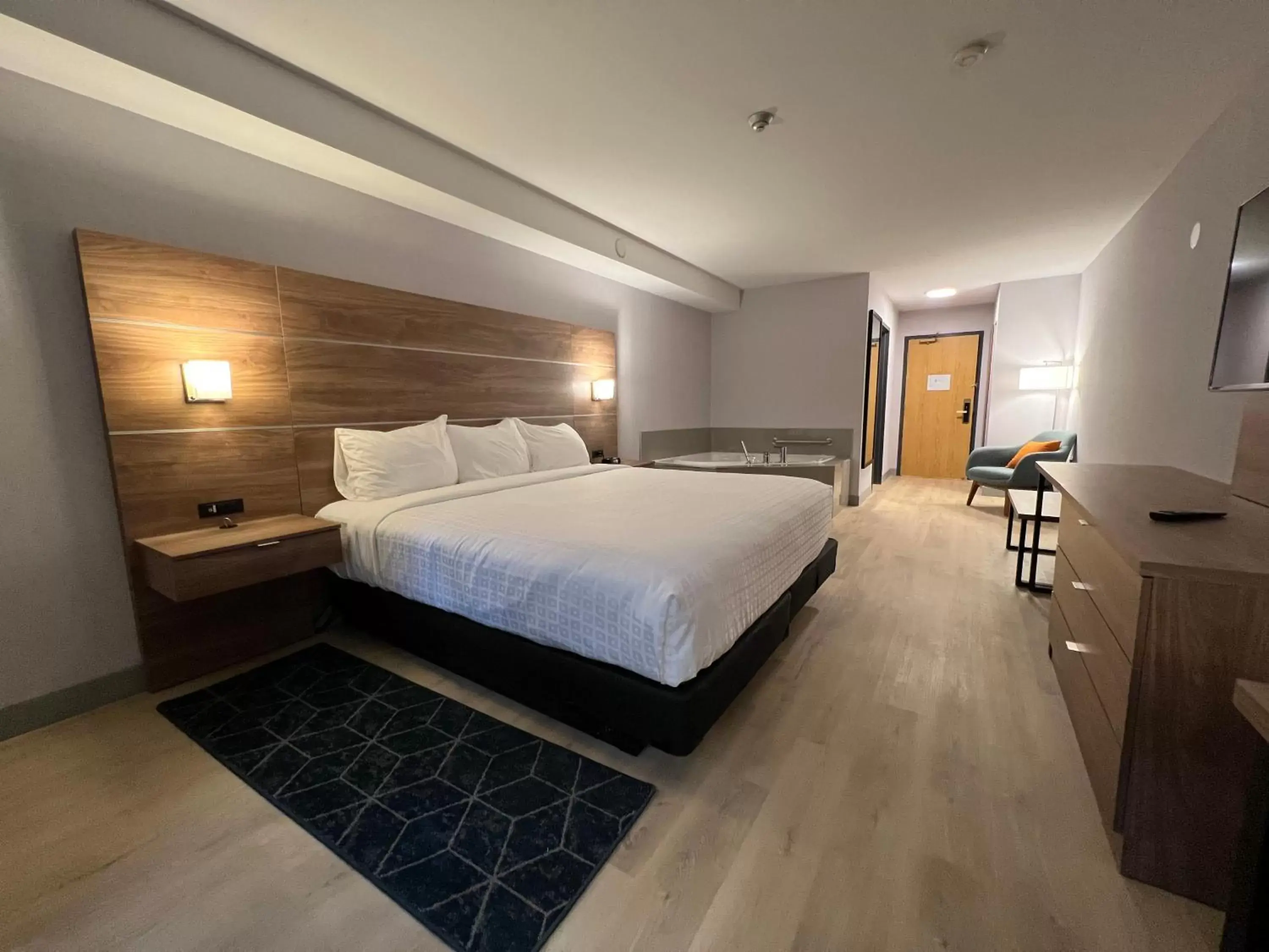 King Suite with Jetted Tub - Non-Smoking in Super 8 by Wyndham Cornwall ON King Suite with Jetted Tub - Non-Smoking in Super 8 by Wyndham Cornwall ON