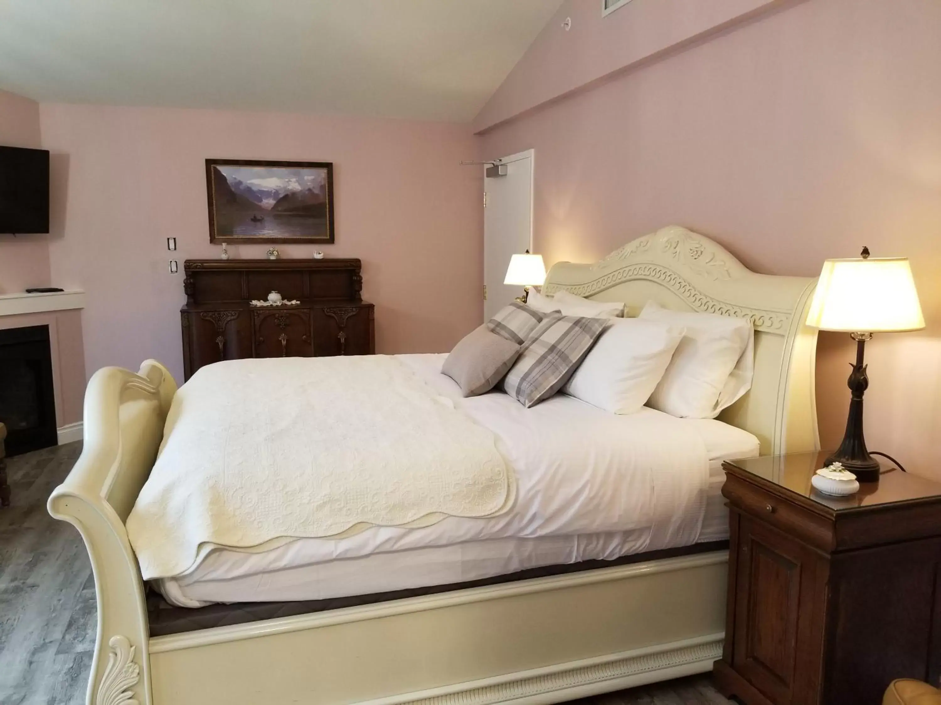 King Room in Lady MacDonald Country Inn King Room in Lady MacDonald Country Inn