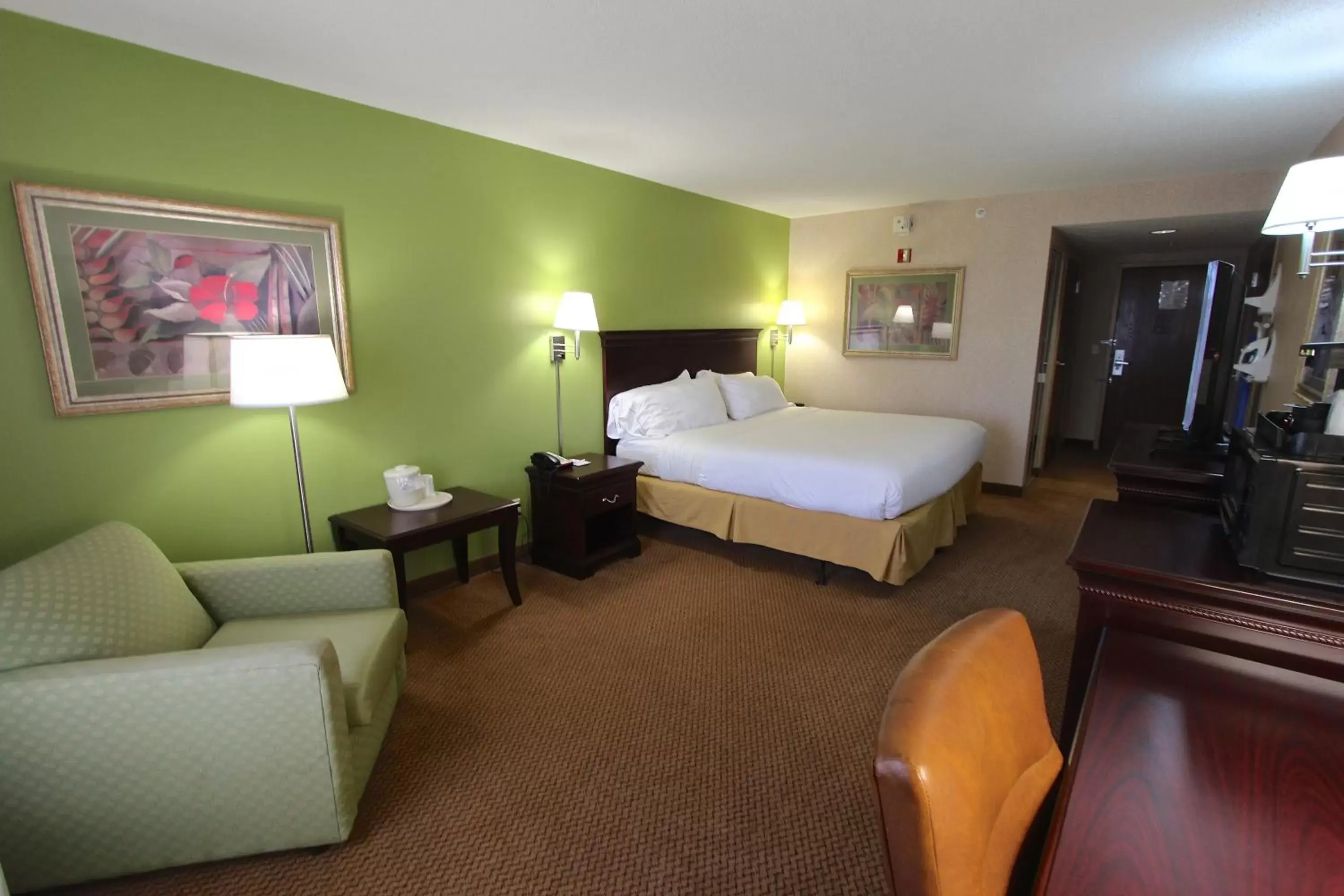 Deluxe King Room - Mobility Access/Non-Smoking in Baymont Inn & Suites by Wyndham Findlay Deluxe King Room - Mobility Access/Non-Smoking in Baymont Inn & Suites by Wyndham Findlay