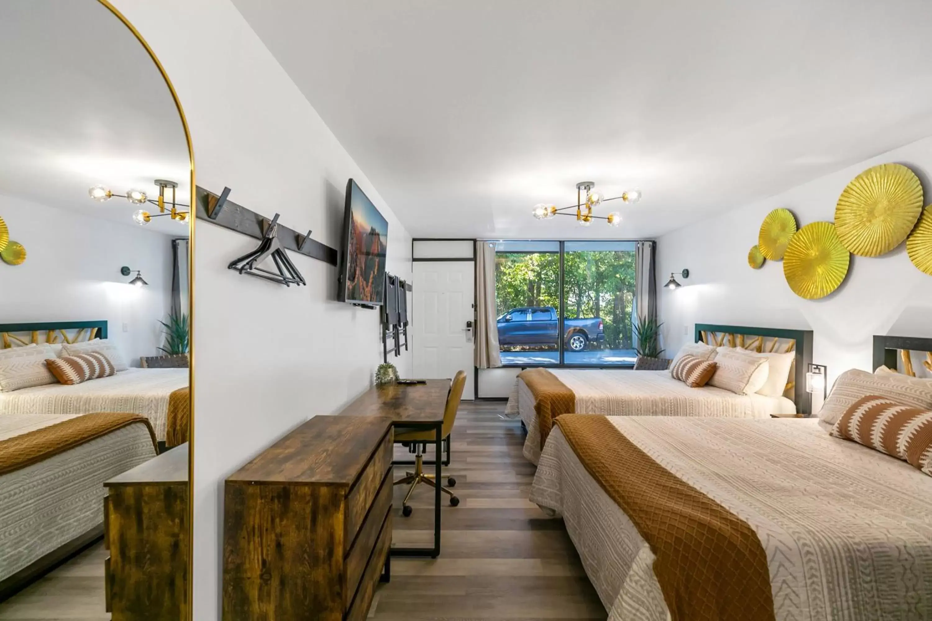 Deluxe Double Room in Candlewick Inn and Suites Deluxe Double Room in Candlewick Inn and Suites