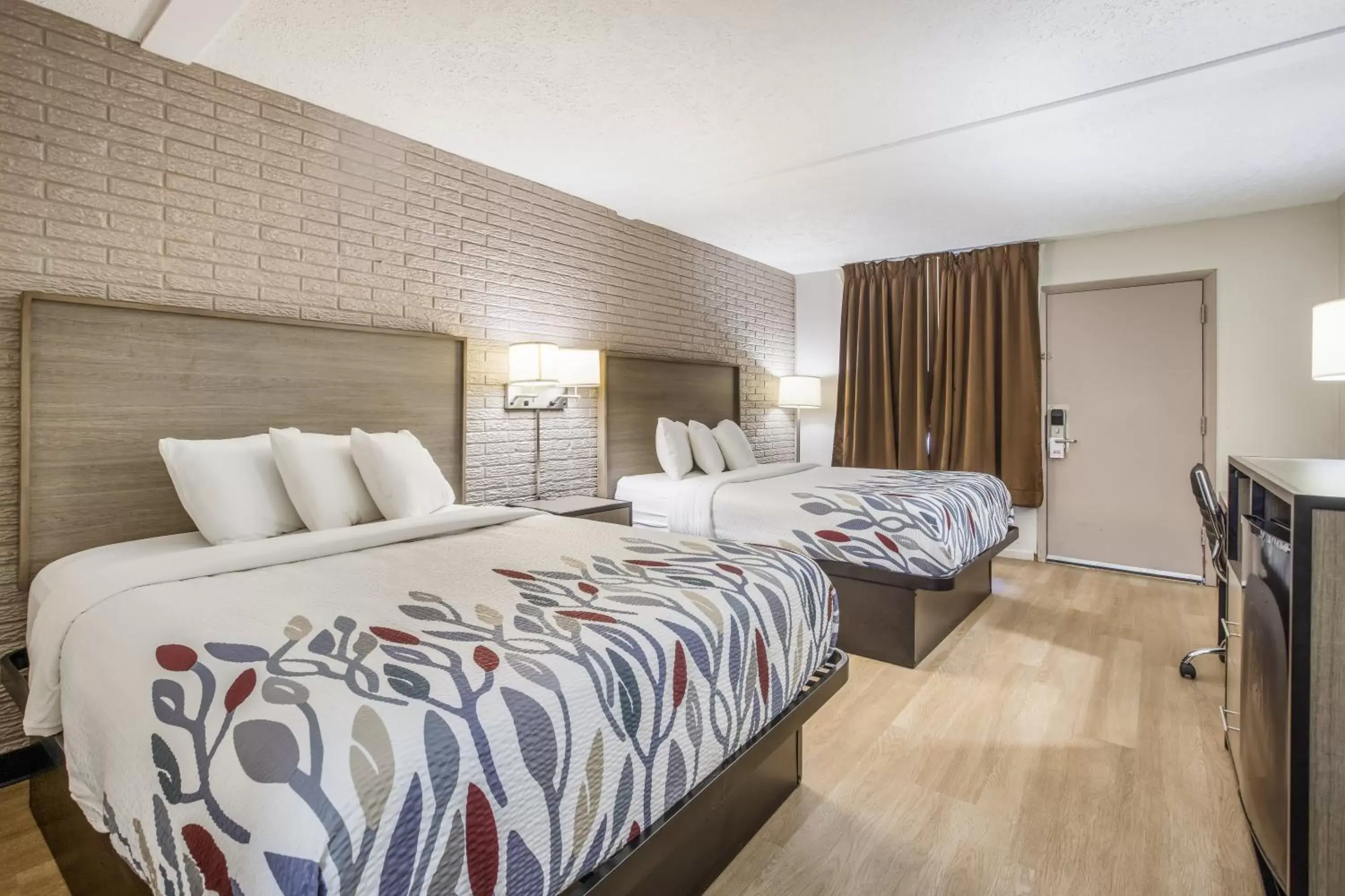 Deluxe Room with Two Queen Beds Second Floor Non-Smoking in Red Roof Inn Savannah - Richmond Hill I-95 Deluxe Room with Two Queen Beds Second Floor Non-Smoking in Red Roof Inn Savannah - Richmond Hill I-95