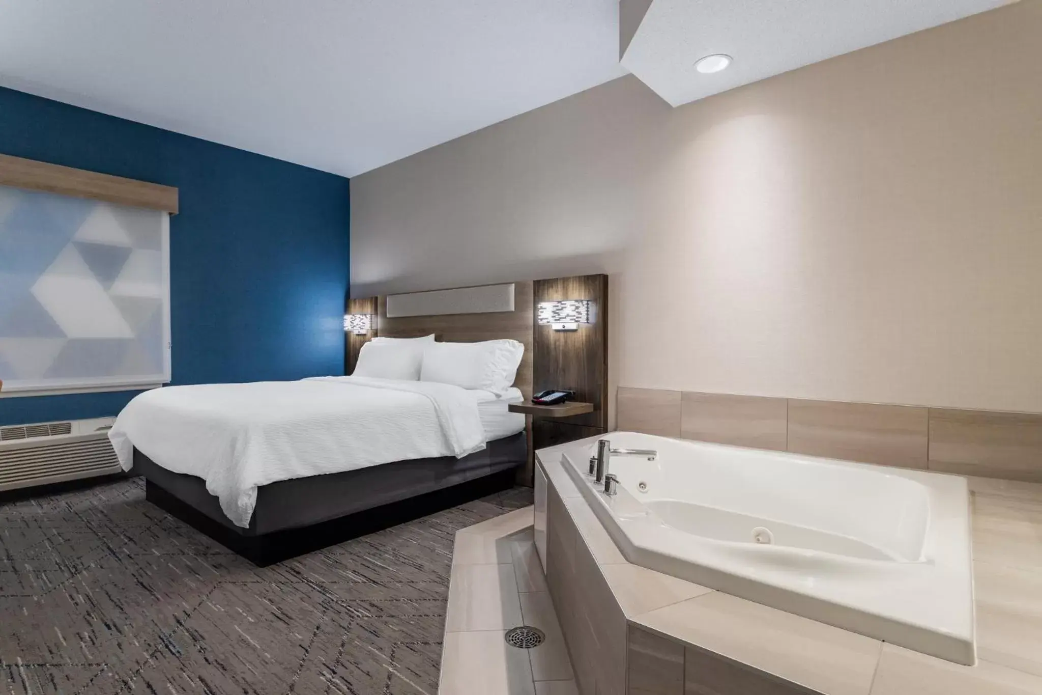 King Room with Jetted Tub in Holiday Inn Express Hotel & Suites-St. Paul by IHG King Room with Jetted Tub in Holiday Inn Express Hotel & Suites-St. Paul by IHG