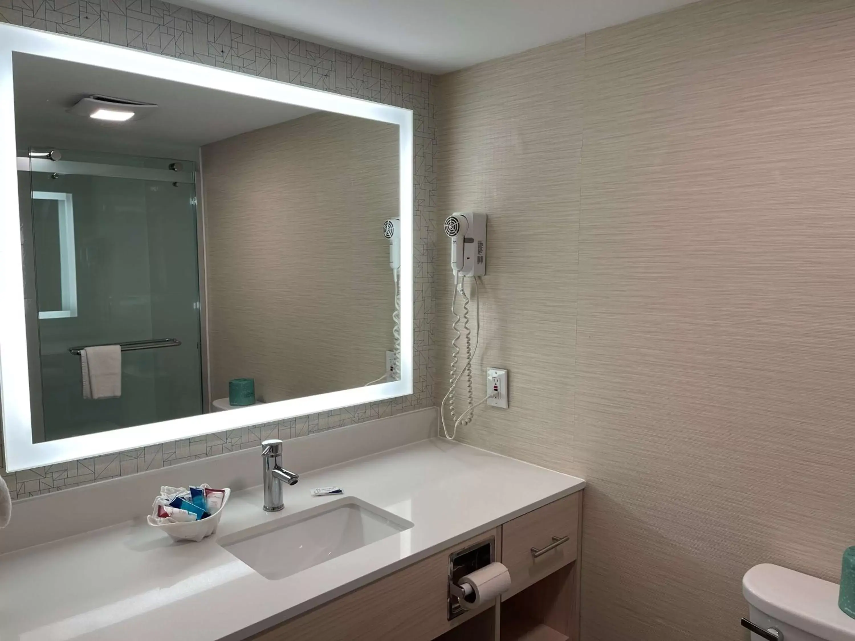 King Room (Not Pet-Friendly) in Woodwards White Mountain Resort, BW Signature Collection King Room (Not Pet-Friendly) in Woodwards White Mountain Resort, BW Signature Collection