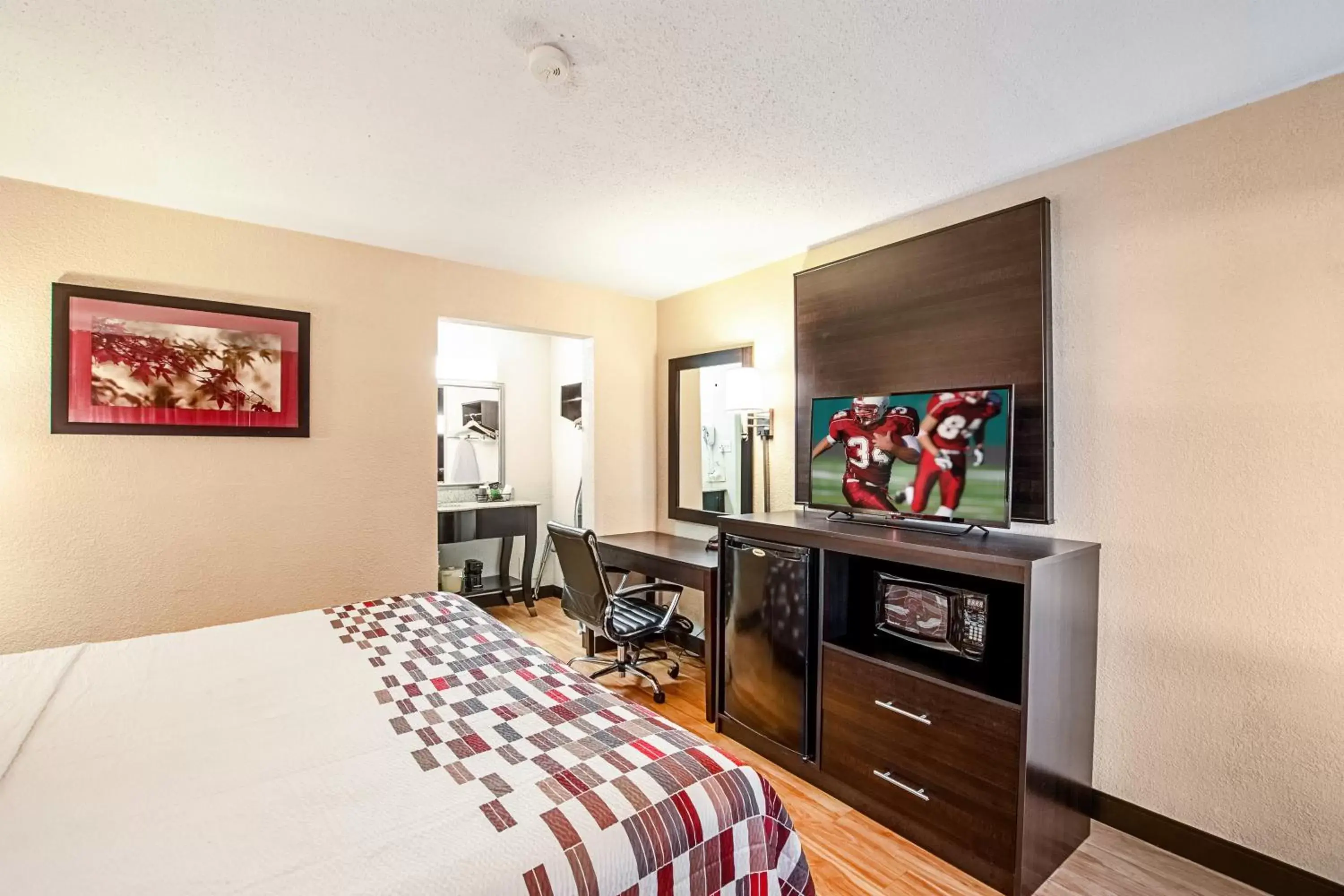 Superior King Room Non-Smoking in Red Roof Inn Battle Creek Superior King Room Non-Smoking in Red Roof Inn Battle Creek