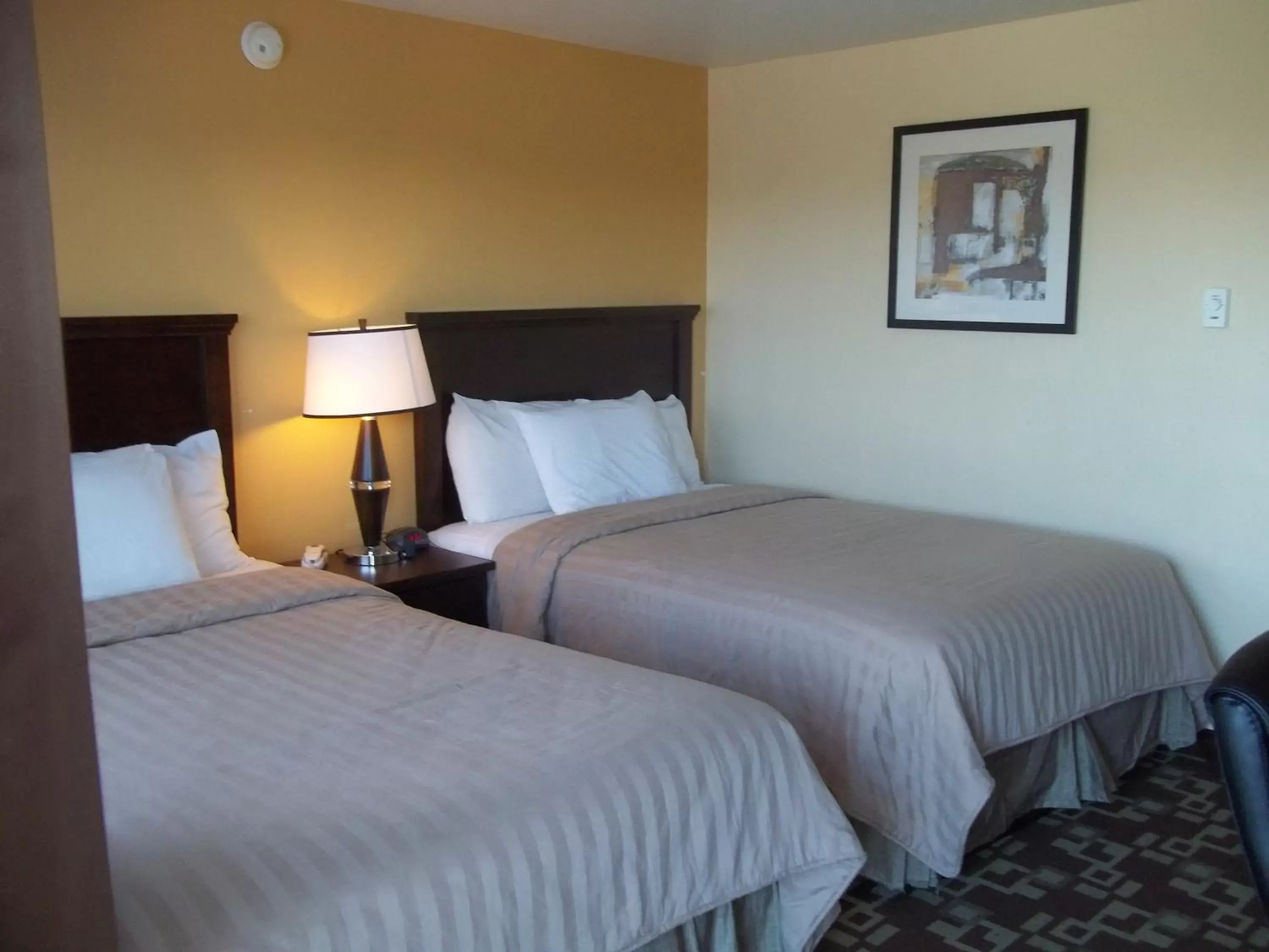 Double Room with Two Double Beds - Non-Smoking in Travelodge by Wyndham Newport Double Room with Two Double Beds - Non-Smoking in Travelodge by Wyndham Newport