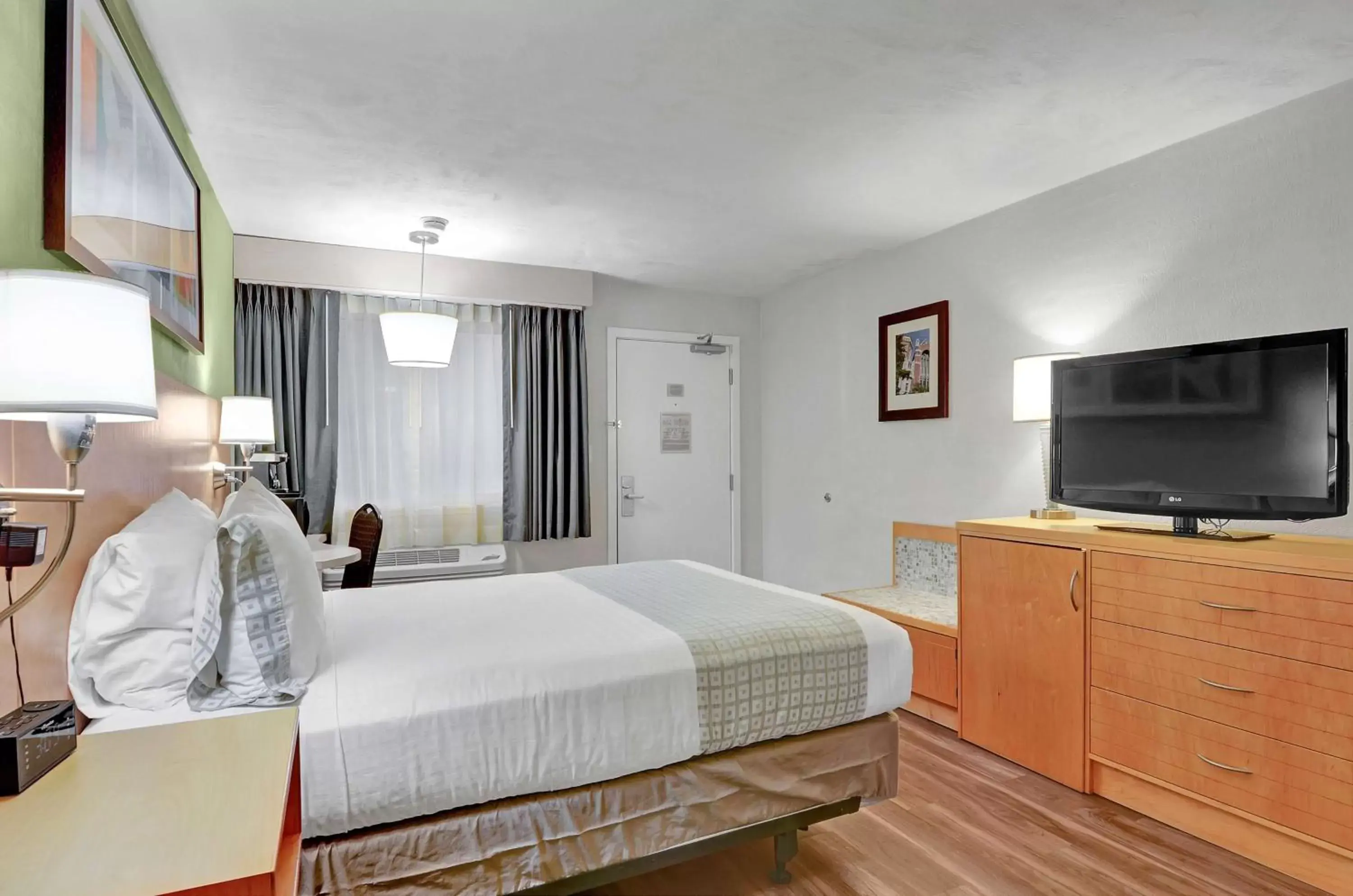 Queen Room with Bath Tub - Mobility Accessible in Hotel Nexus; BW Signature Collection Queen Room with Bath Tub - Mobility Accessible in Hotel Nexus; BW Signature Collection