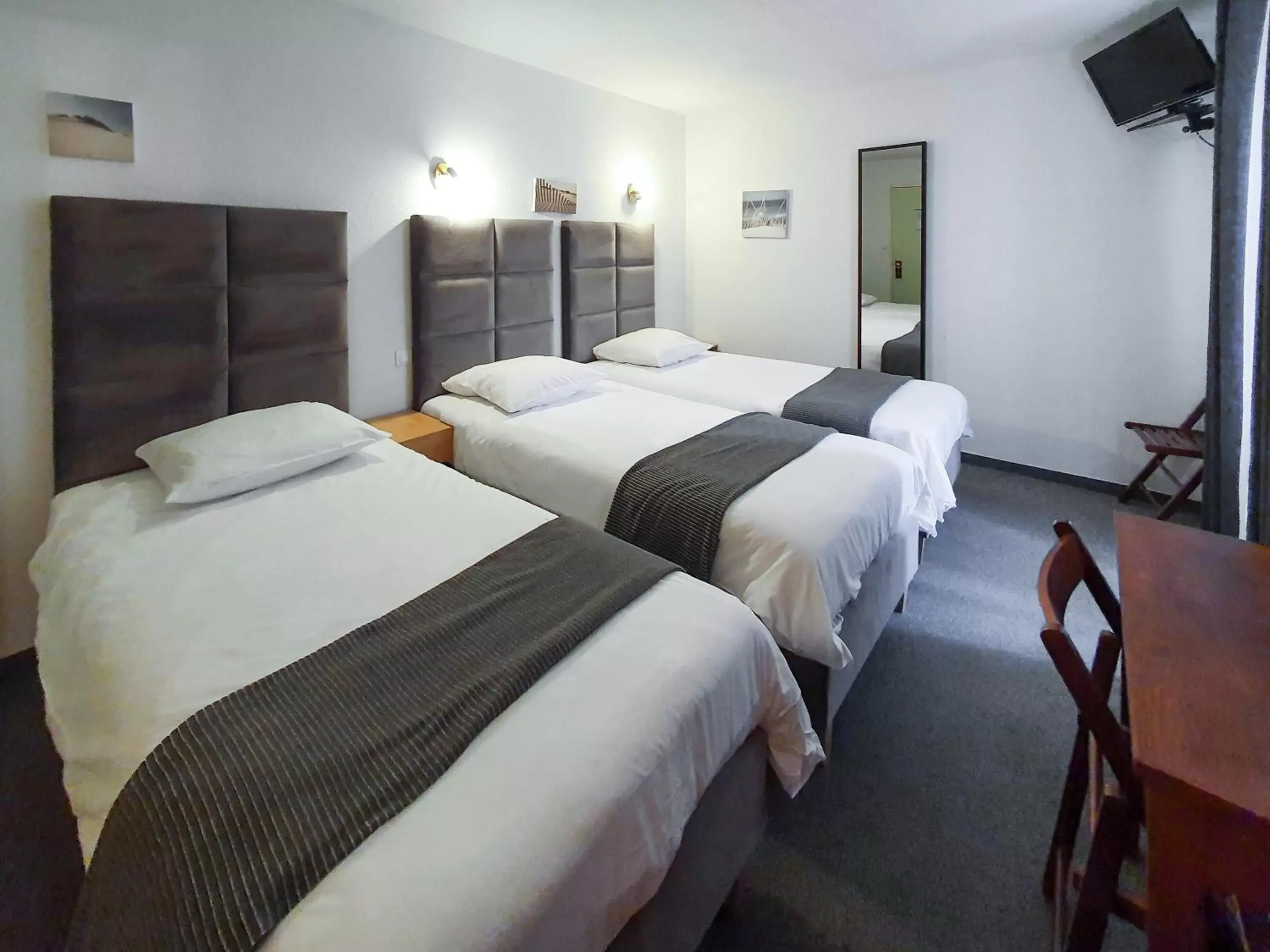 Triple Room - single occupancy in Hôtel Les Tilleuls de Pareloup à Salles-Curan Triple Room - single occupancy in Hôtel Les Tilleuls de Pareloup à Salles-Curan