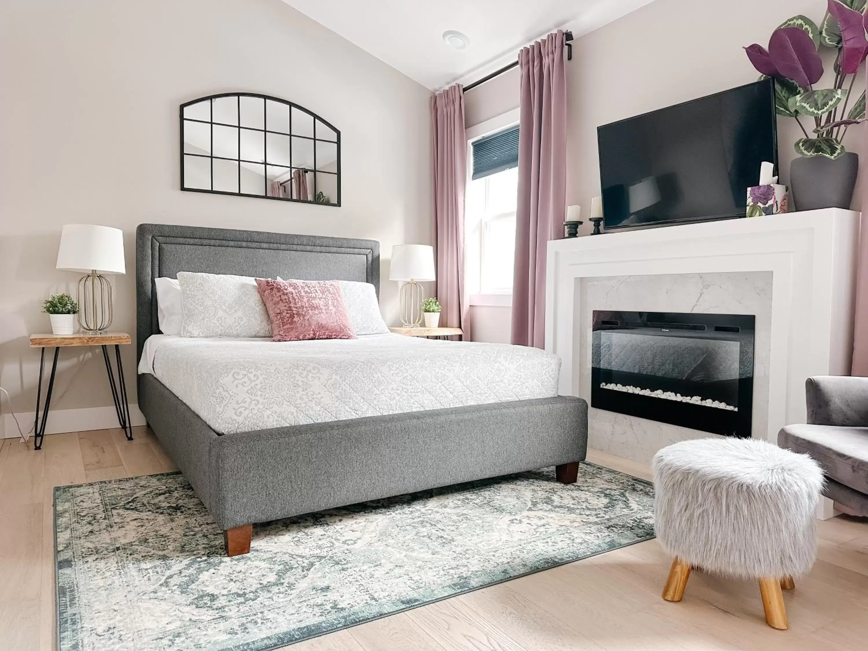 Deluxe Queen Room in Inn On King Bed & Breakfast Deluxe Queen Room in Inn On King Bed & Breakfast