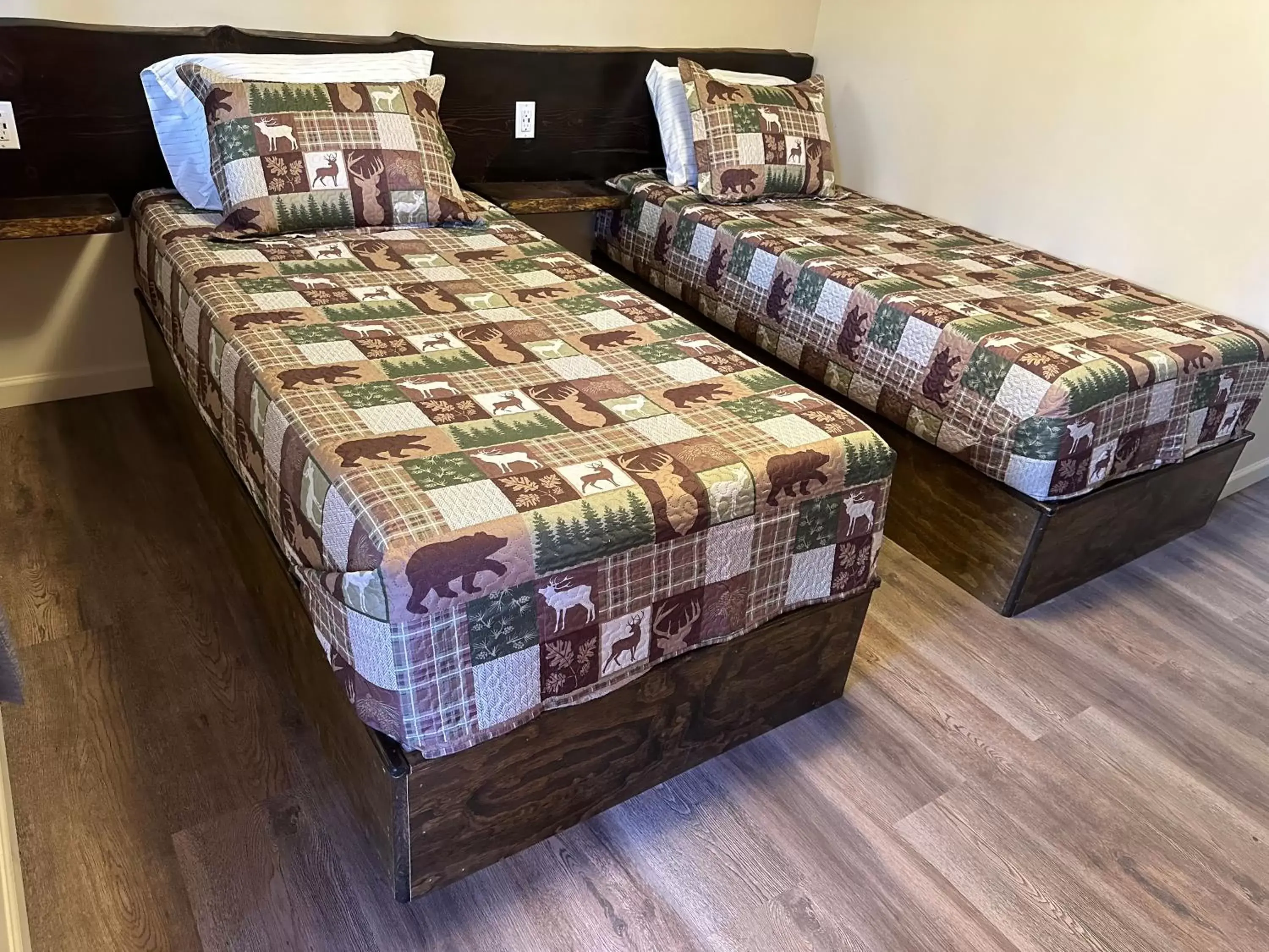 Double or Twin Room with Terrace - single occupancy in Crater Lake Gateway - Hwy 140 Double or Twin Room with Terrace - single occupancy in Crater Lake Gateway - Hwy 140