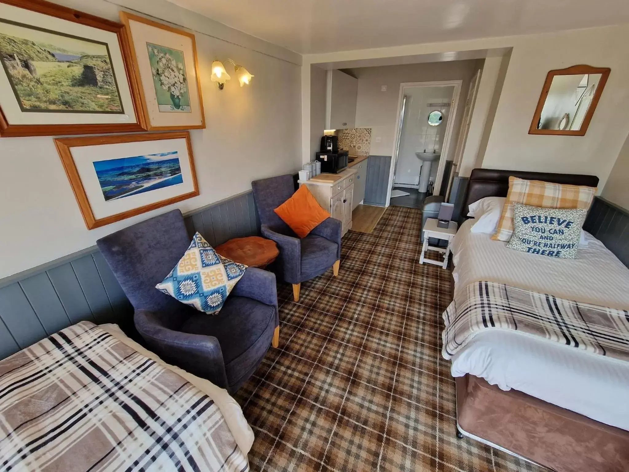 Twin Room with Shower in The Snooty Fox Twin Room with Shower in The Snooty Fox