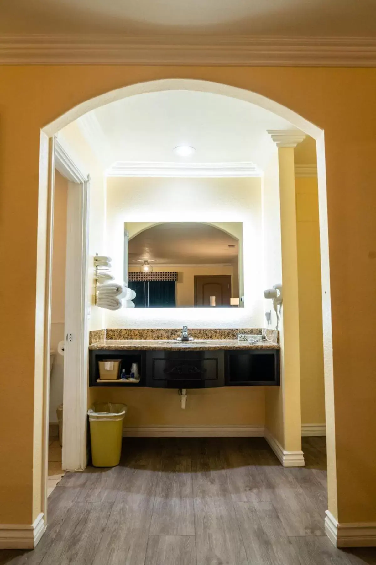 Standard Room, 1 King Bed, Accessible Tub, Non-Smoking in Rodeway Inn & Suites Colton-Riverside Standard Room, 1 King Bed, Accessible Tub, Non-Smoking in Rodeway Inn & Suites Colton-Riverside