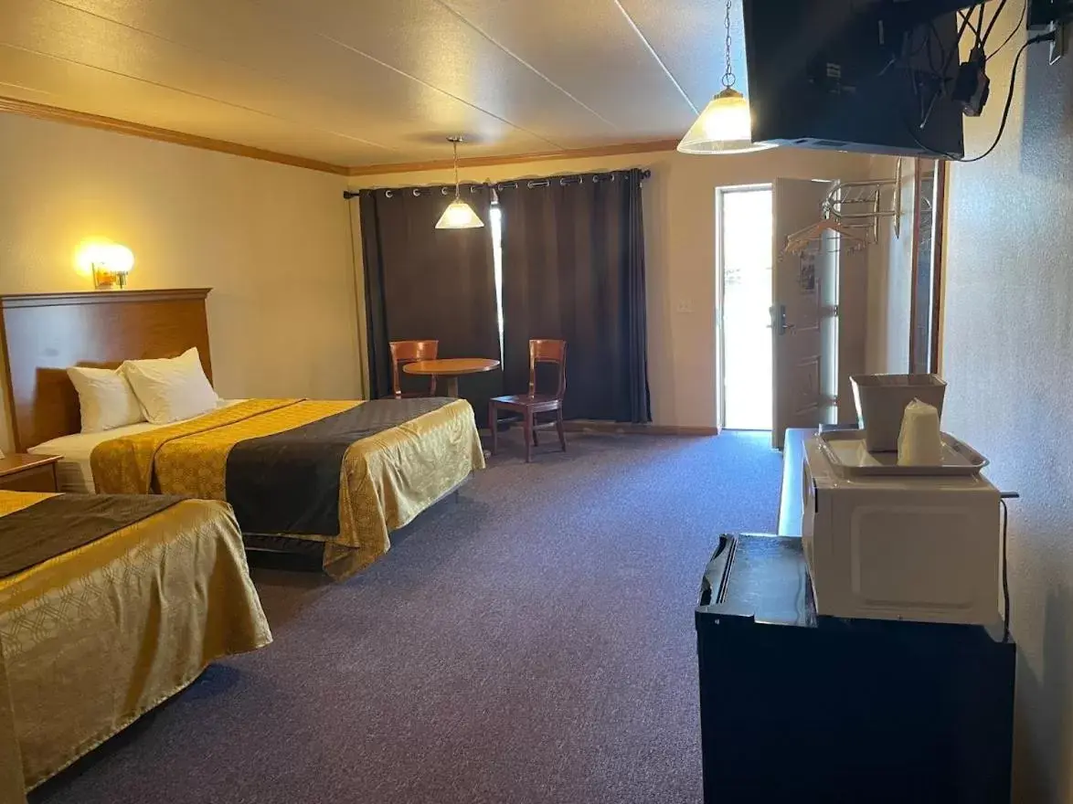 Queen Room with Two Queen Beds in Amber's Inn and Suites Queen Room with Two Queen Beds in Amber's Inn and Suites