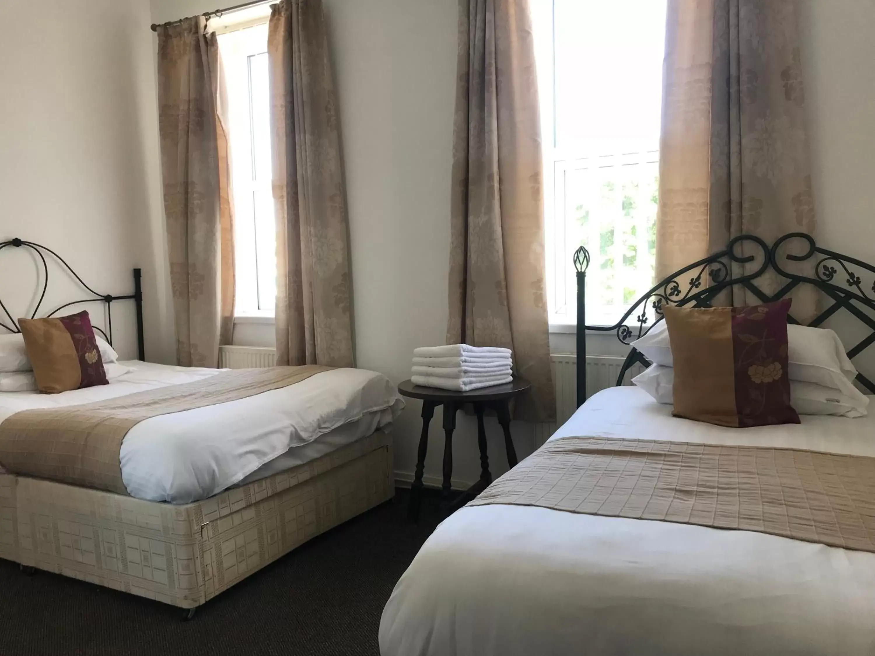 Quadruple Room with Private Bathroom in Clifton Hotel Newcastle Quadruple Room with Private Bathroom in Clifton Hotel Newcastle