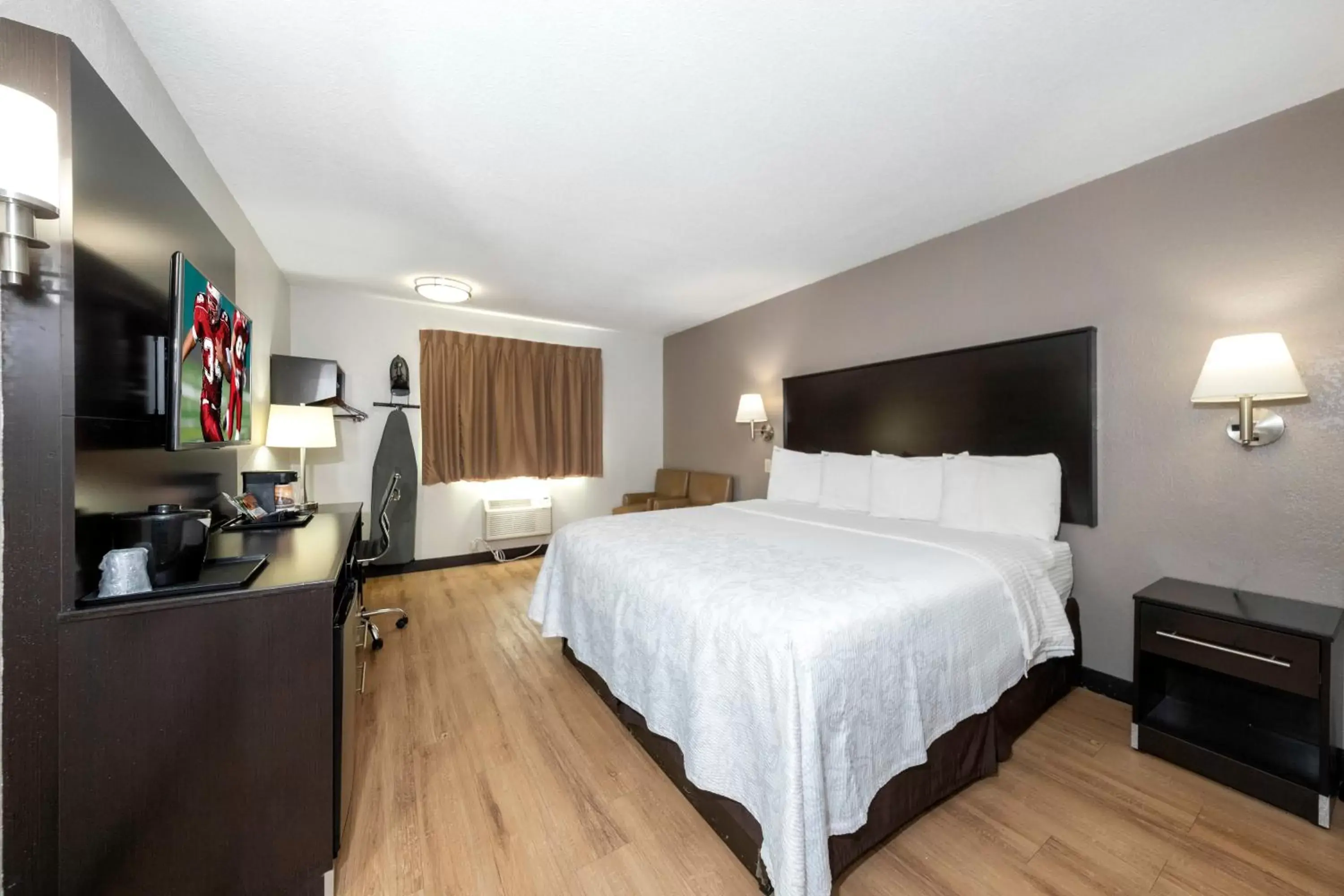 Superior King Room Disability Access Roll-In Shower Smoke Free in Red Roof Inn PLUS+ Huntsville Superior King Room Disability Access Roll-In Shower Smoke Free in Red Roof Inn PLUS+ Huntsville