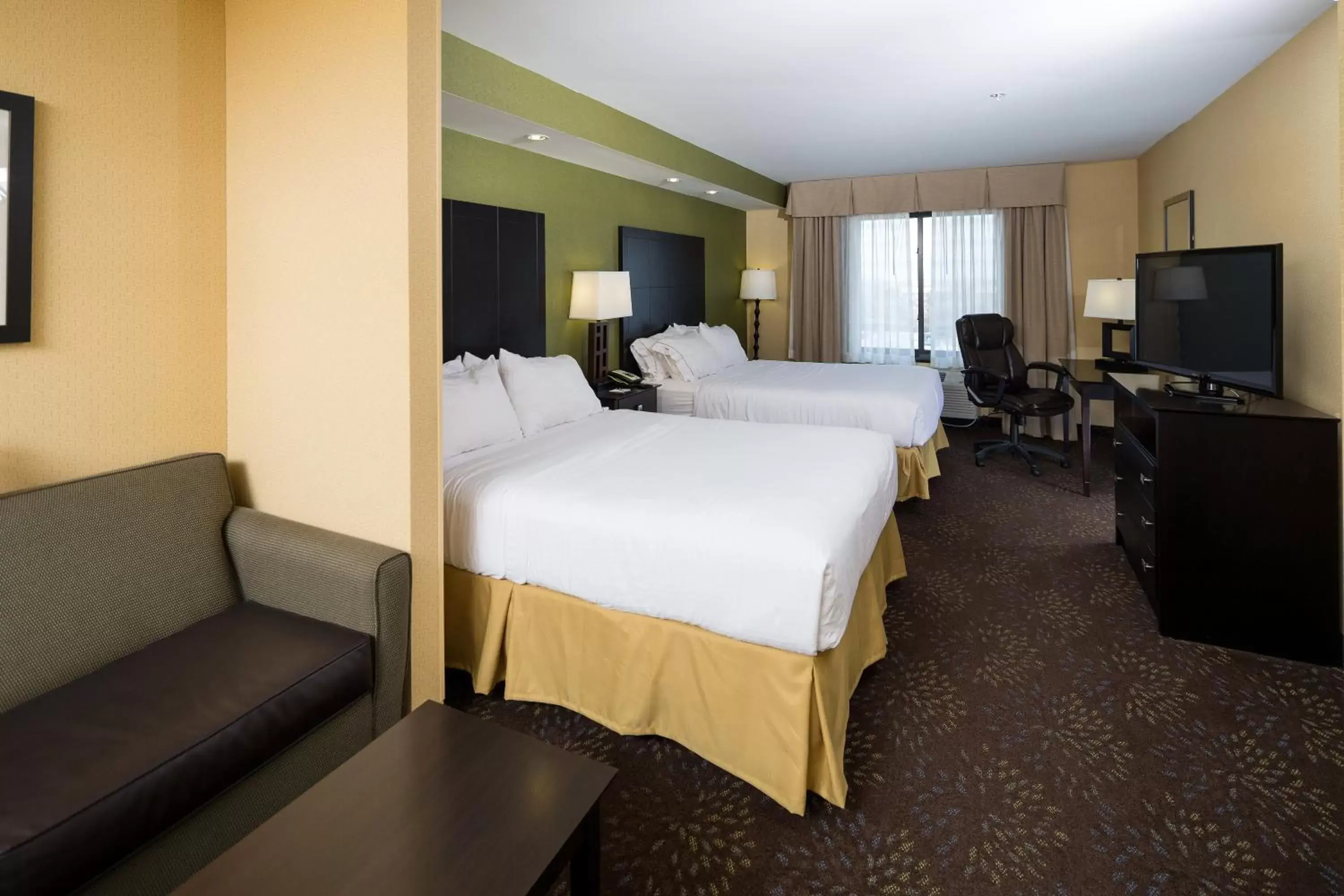 Queen Suite with Two Queen Beds in Holiday Inn Express and Suites Detroit North-Troy by IHG Queen Suite with Two Queen Beds in Holiday Inn Express and Suites Detroit North-Troy by IHG