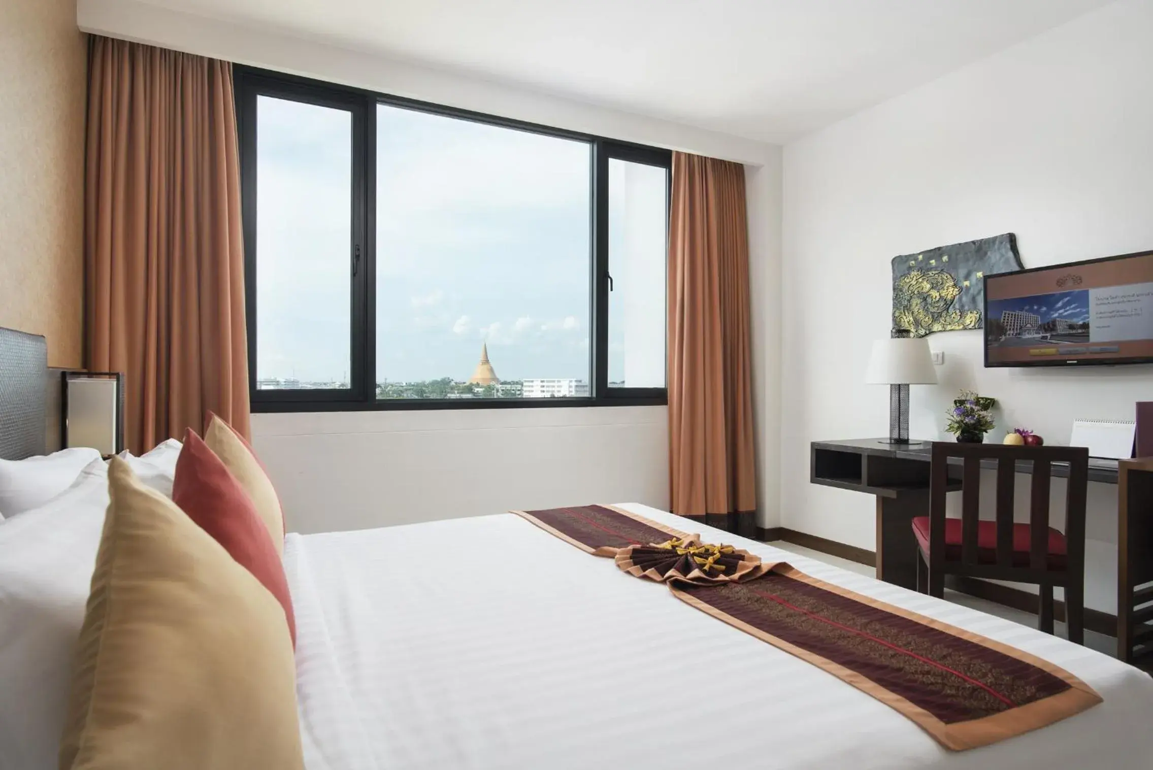 Deluxe Double or Twin Room with Pagoda View in Mida Grande Hotel Dhavaravati Nakhon Pathom - SHA PLUS Deluxe Double or Twin Room with Pagoda View in Mida Grande Hotel Dhavaravati Nakhon Pathom - SHA PLUS