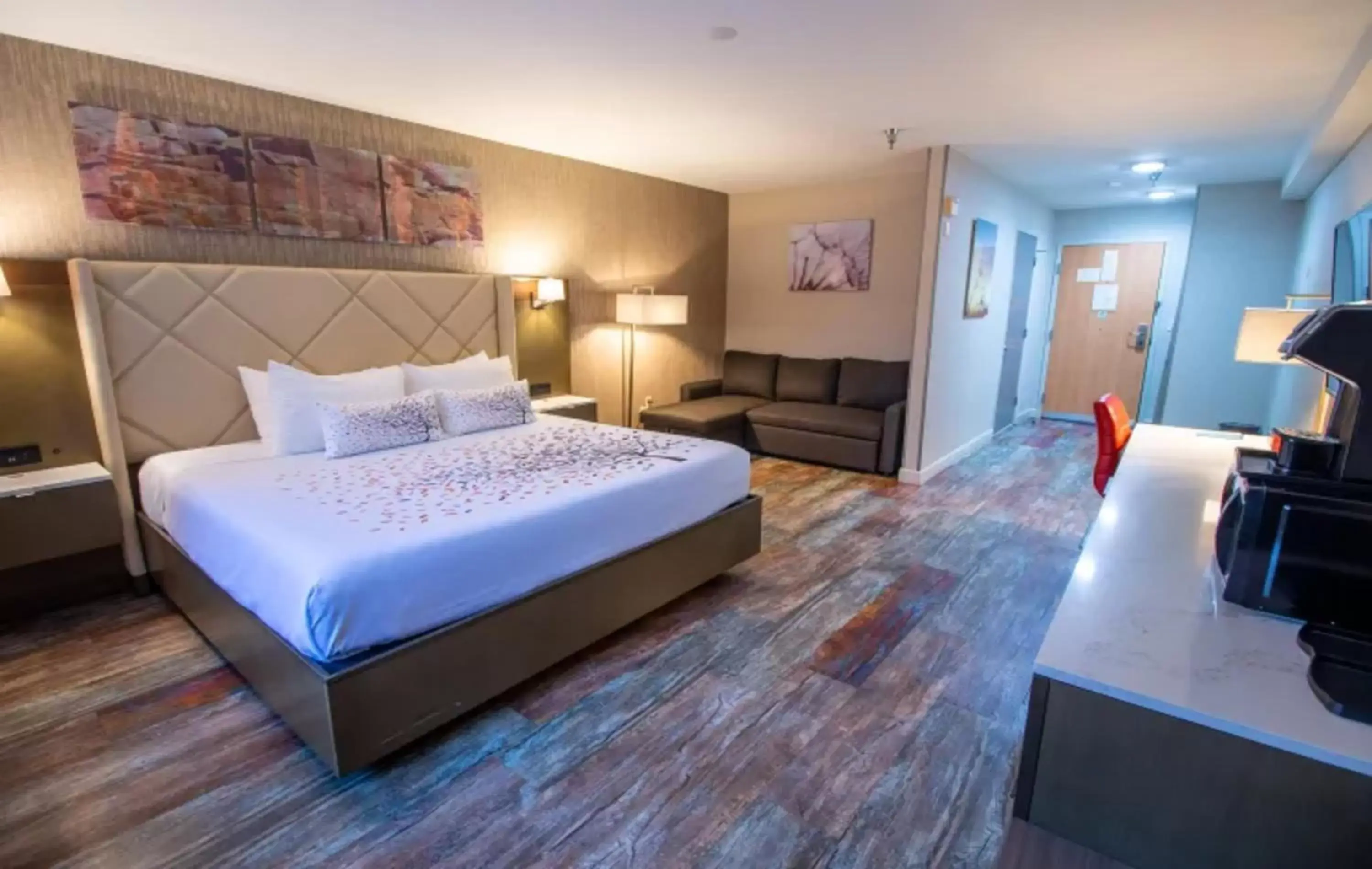 Deluxe King Room with Bath Tub - Mobility Access in Empeiria High Sierra Hotel Deluxe King Room with Bath Tub - Mobility Access in Empeiria High Sierra Hotel