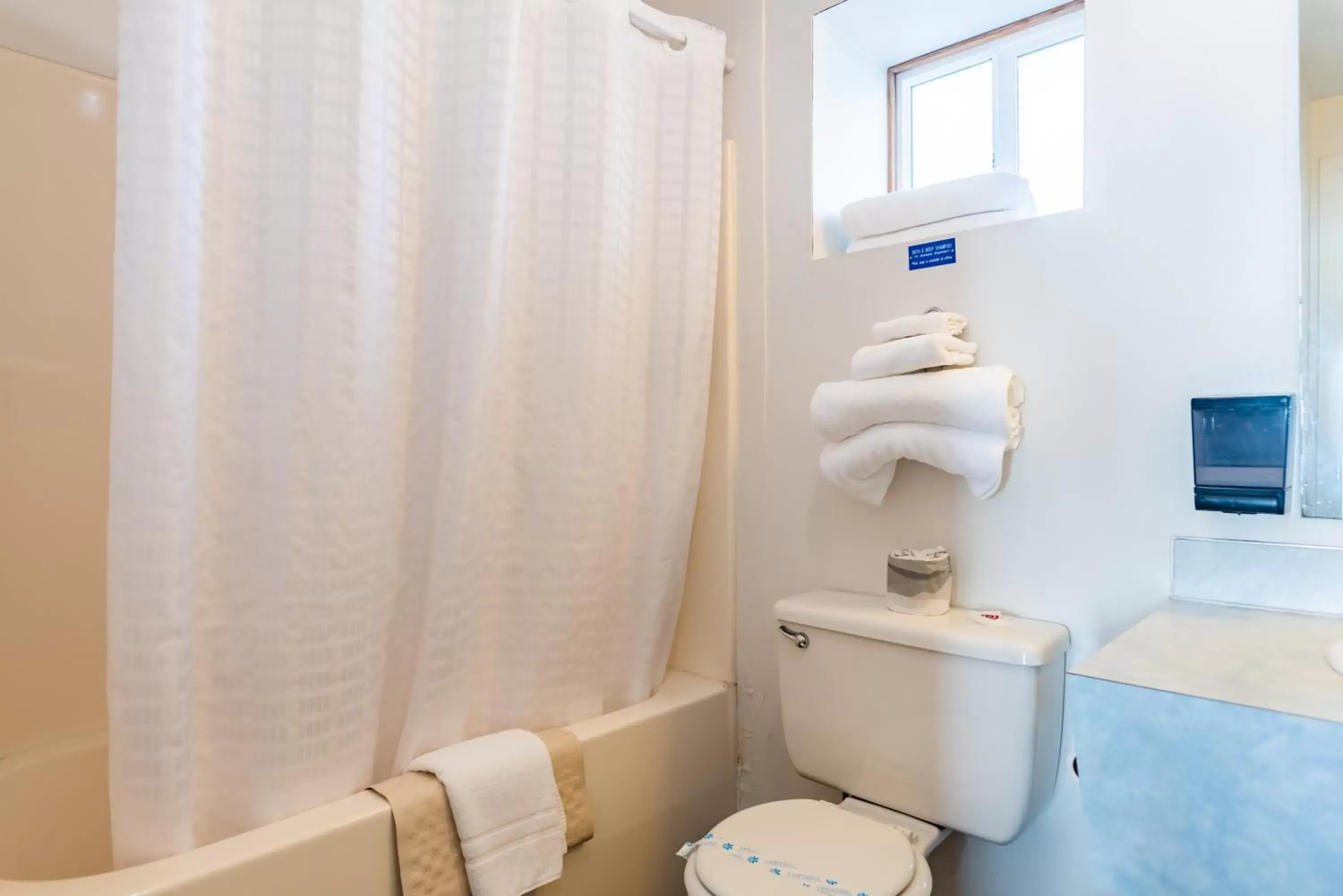 Queen Room with Two Queen Beds in Seagull Beachfront Inn Queen Room with Two Queen Beds in Seagull Beachfront Inn