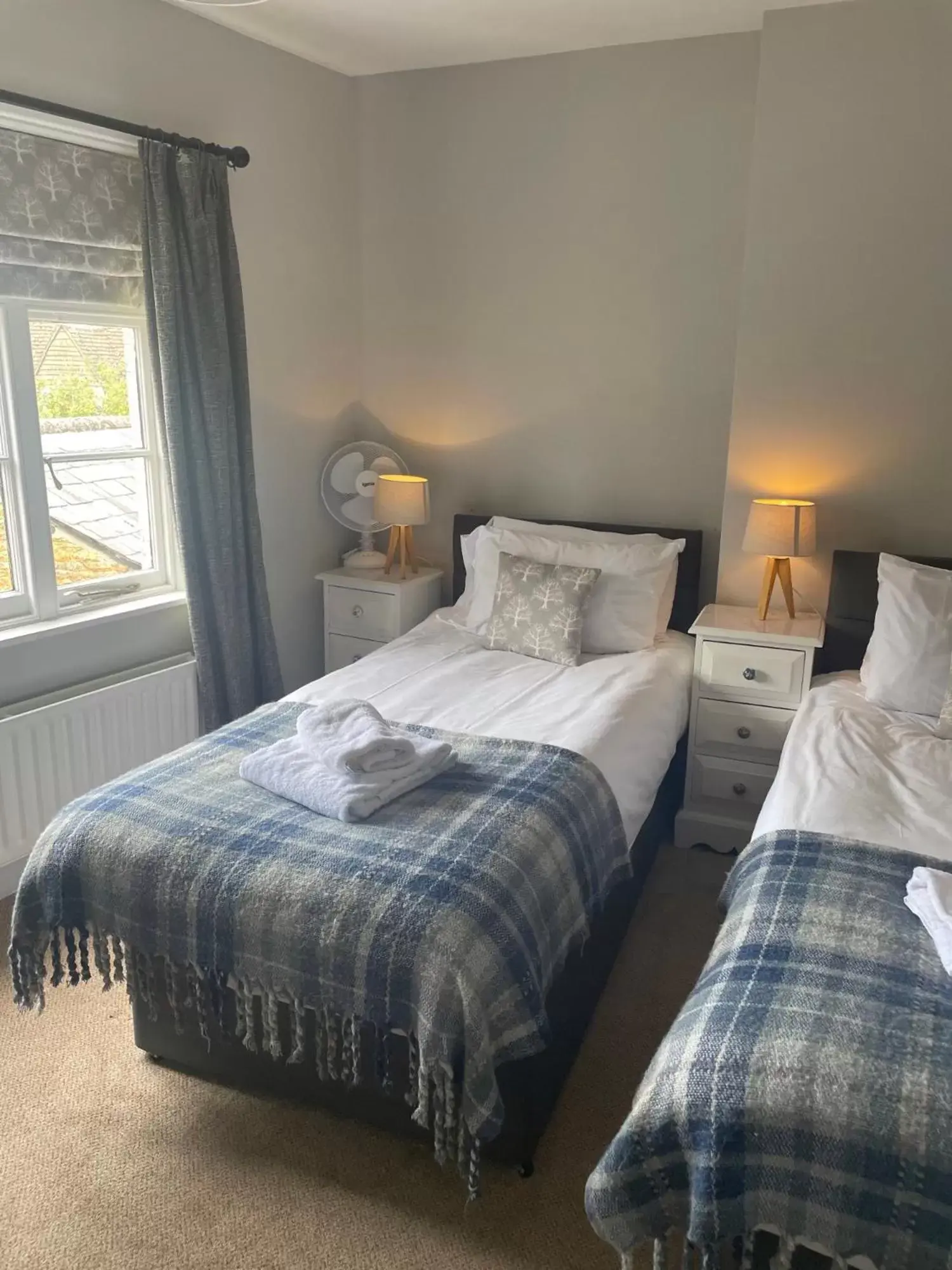 Twin Room with Shower in The Sun Inn At Hook Norton Twin Room with Shower in The Sun Inn At Hook Norton