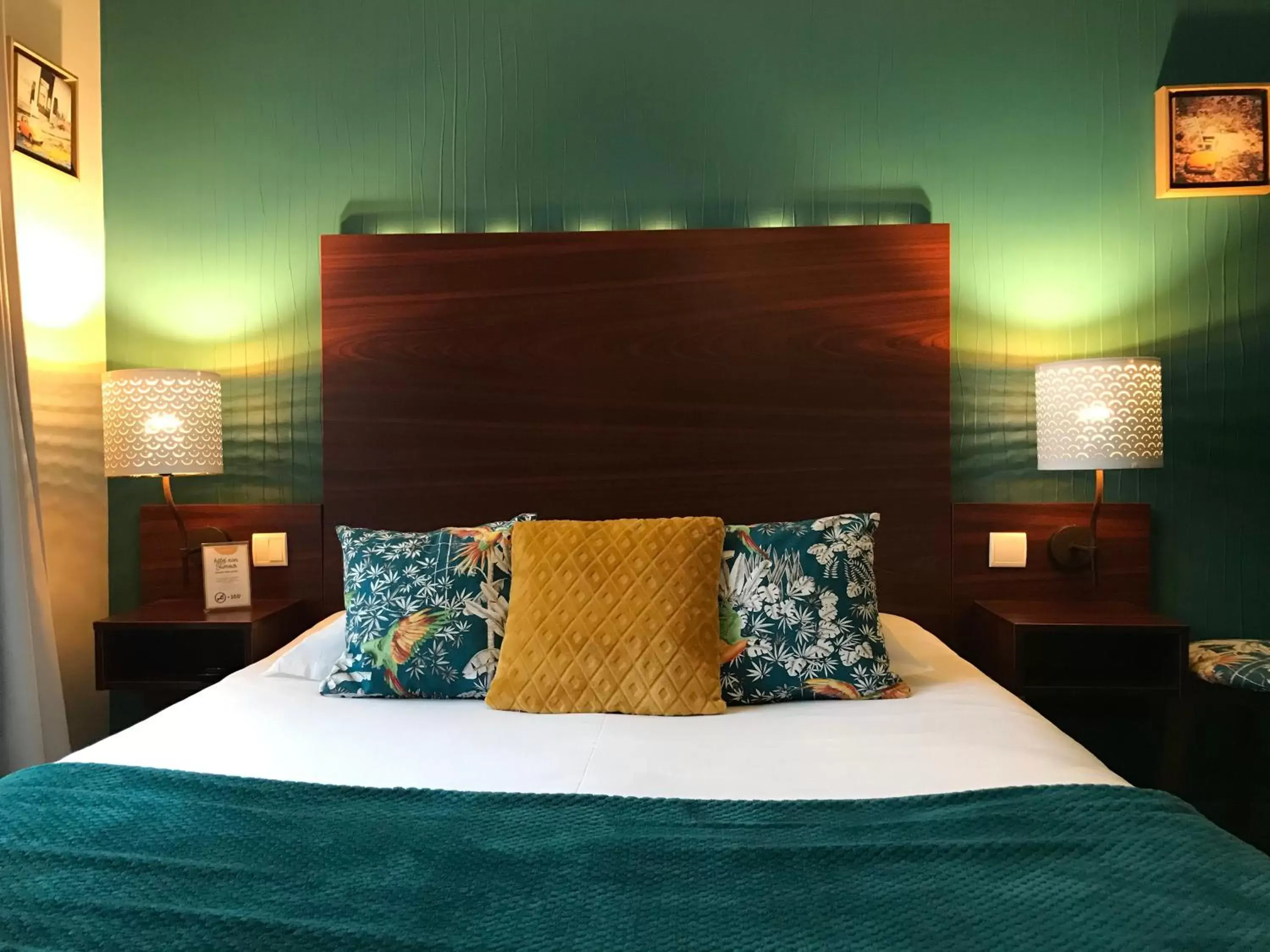 Double Room with Balcony in Hôtel Les Coutainvillaises Double Room with Balcony in Hôtel Les Coutainvillaises