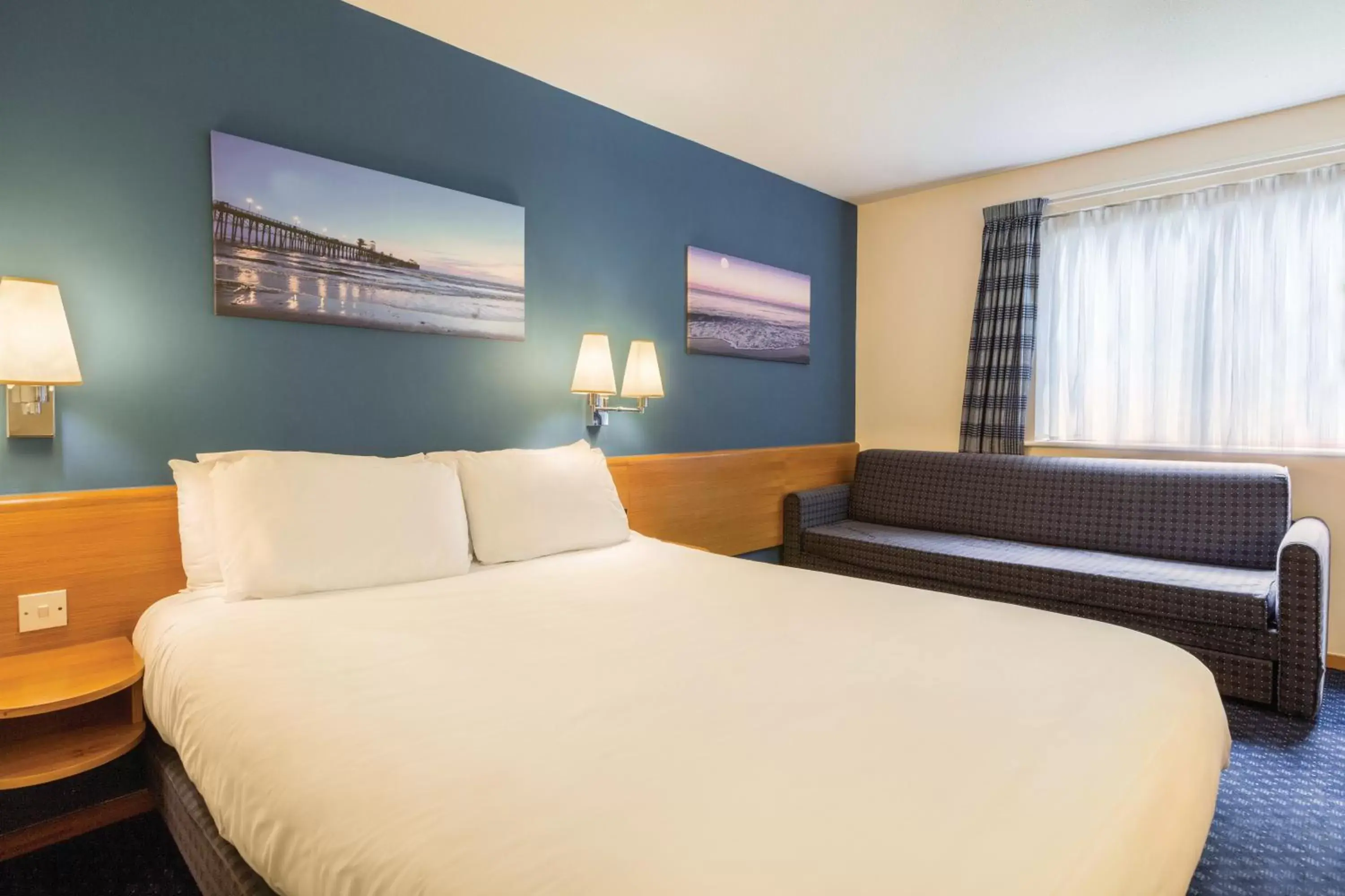 Double Room with Sofa Bed in Days Inn Magor Double Room with Sofa Bed in Days Inn Magor