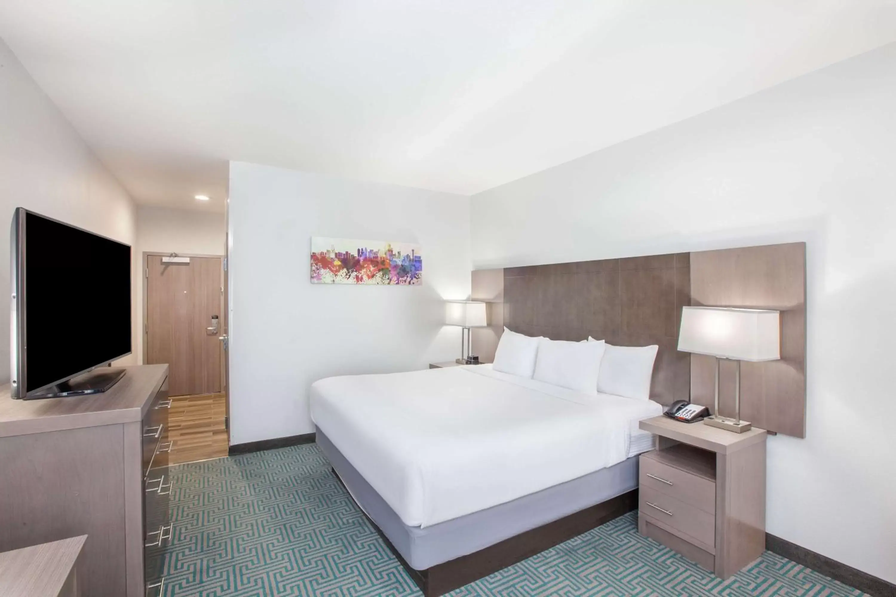 King Room with Roll-In Shower - Mobility/Hearing Accessible - Non-Smoking in La Quinta by Wyndham Dallas Duncanville King Room with Roll-In Shower - Mobility/Hearing Accessible - Non-Smoking in La Quinta by Wyndham Dallas Duncanville