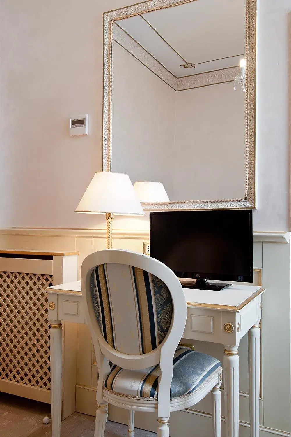 Single Room in Nouvel Hotel Des Bains Single Room in Nouvel Hotel Des Bains