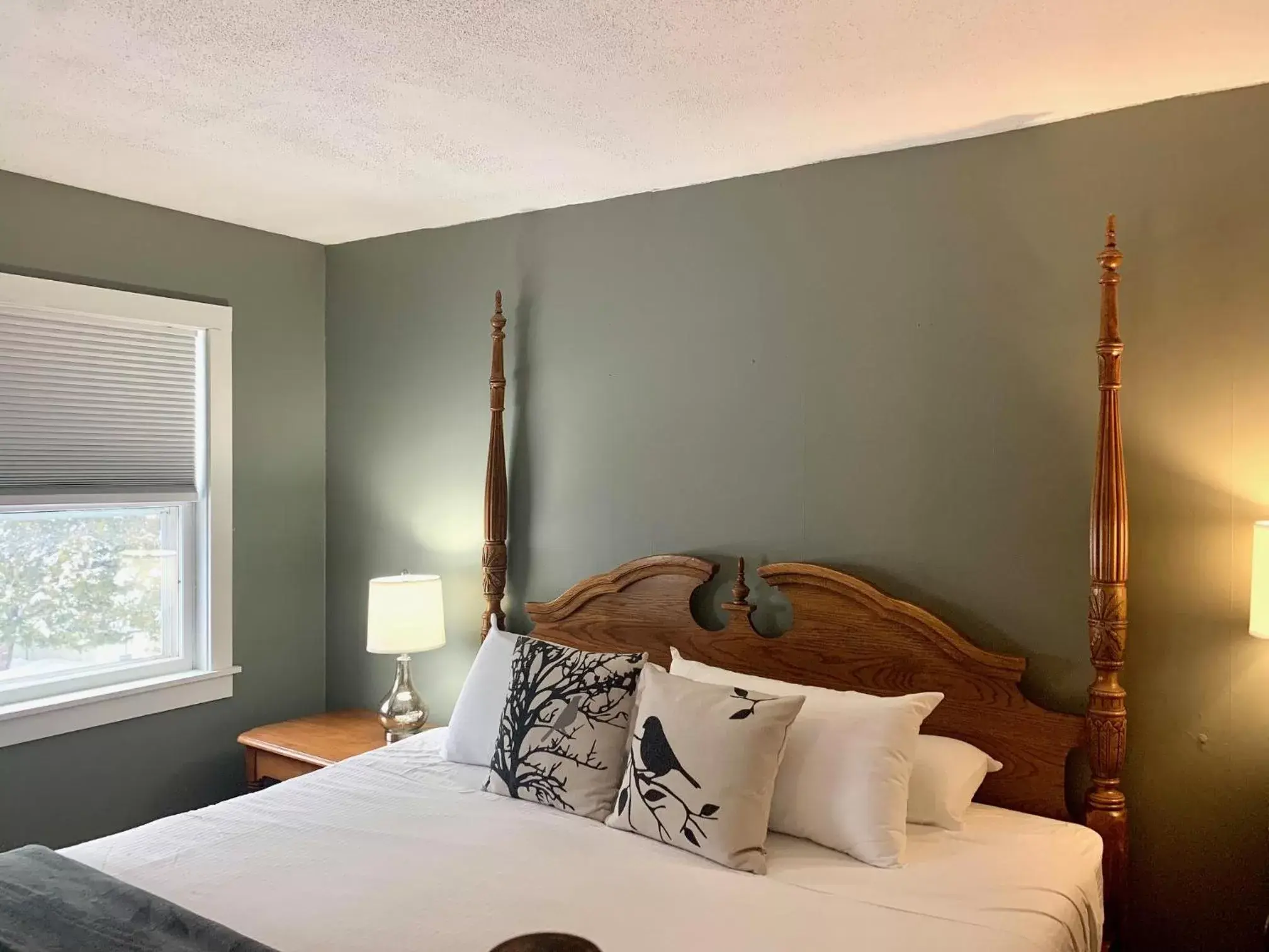 King Room with Garden View in The Nutmeg Vermont King Room with Garden View in The Nutmeg Vermont