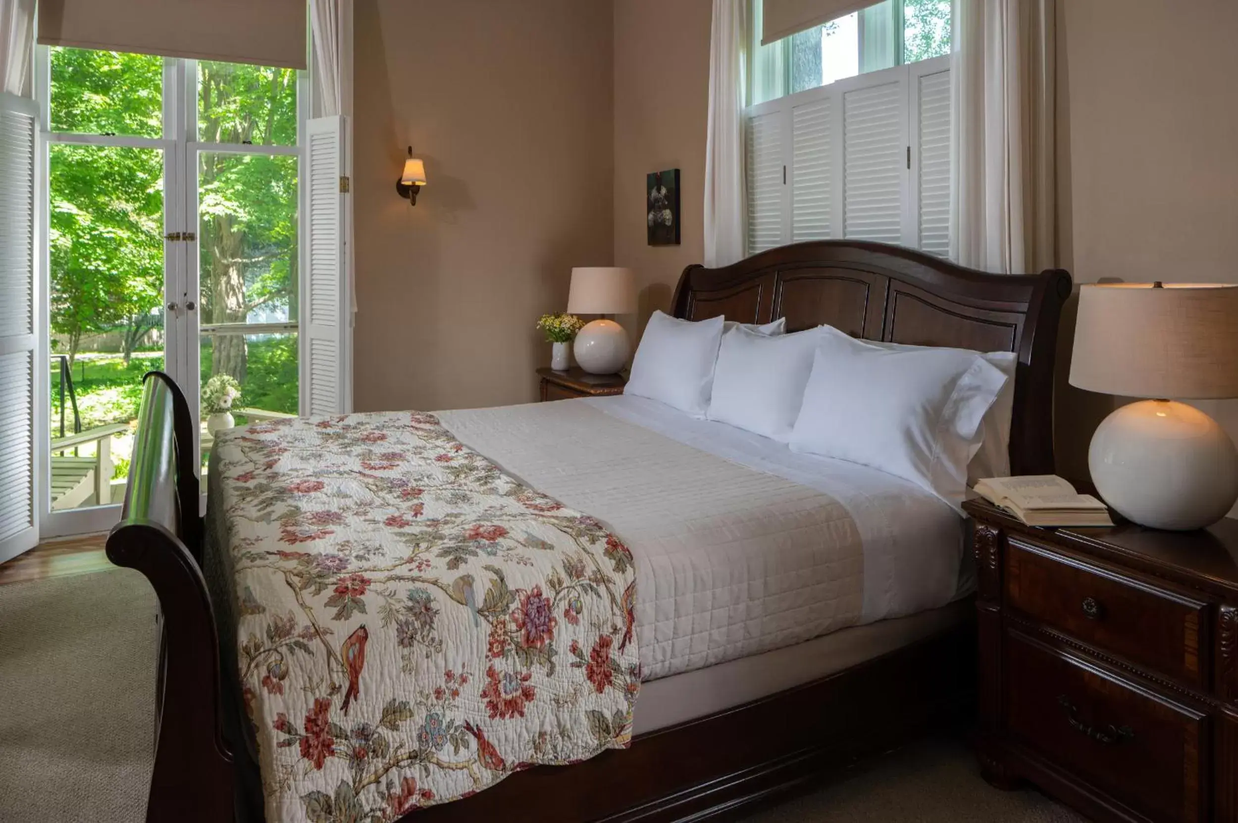 Deluxe King Suite in Landmark Inn Deluxe King Suite in Landmark Inn