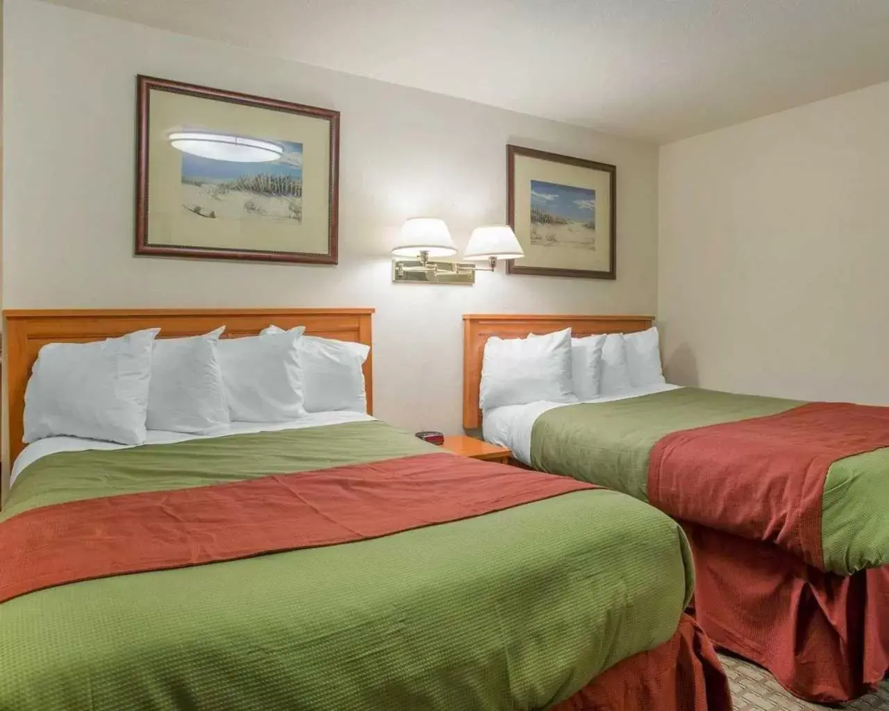 Queen Room with Two Queen Beds in Rodeway Inn Newport Queen Room with Two Queen Beds in Rodeway Inn Newport