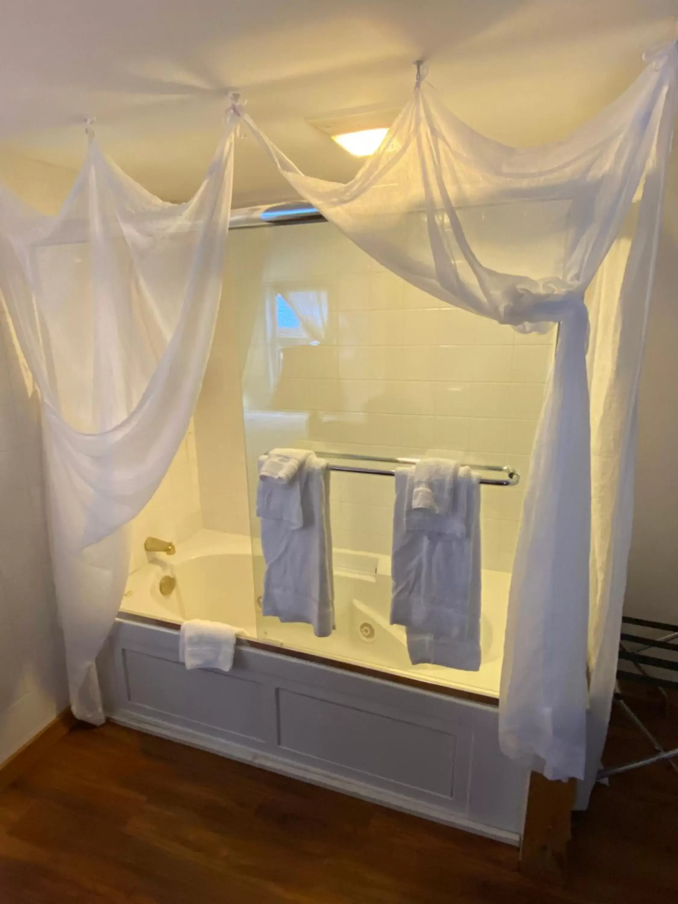 Deluxe King Room in Bromley View Inn Deluxe King Room in Bromley View Inn