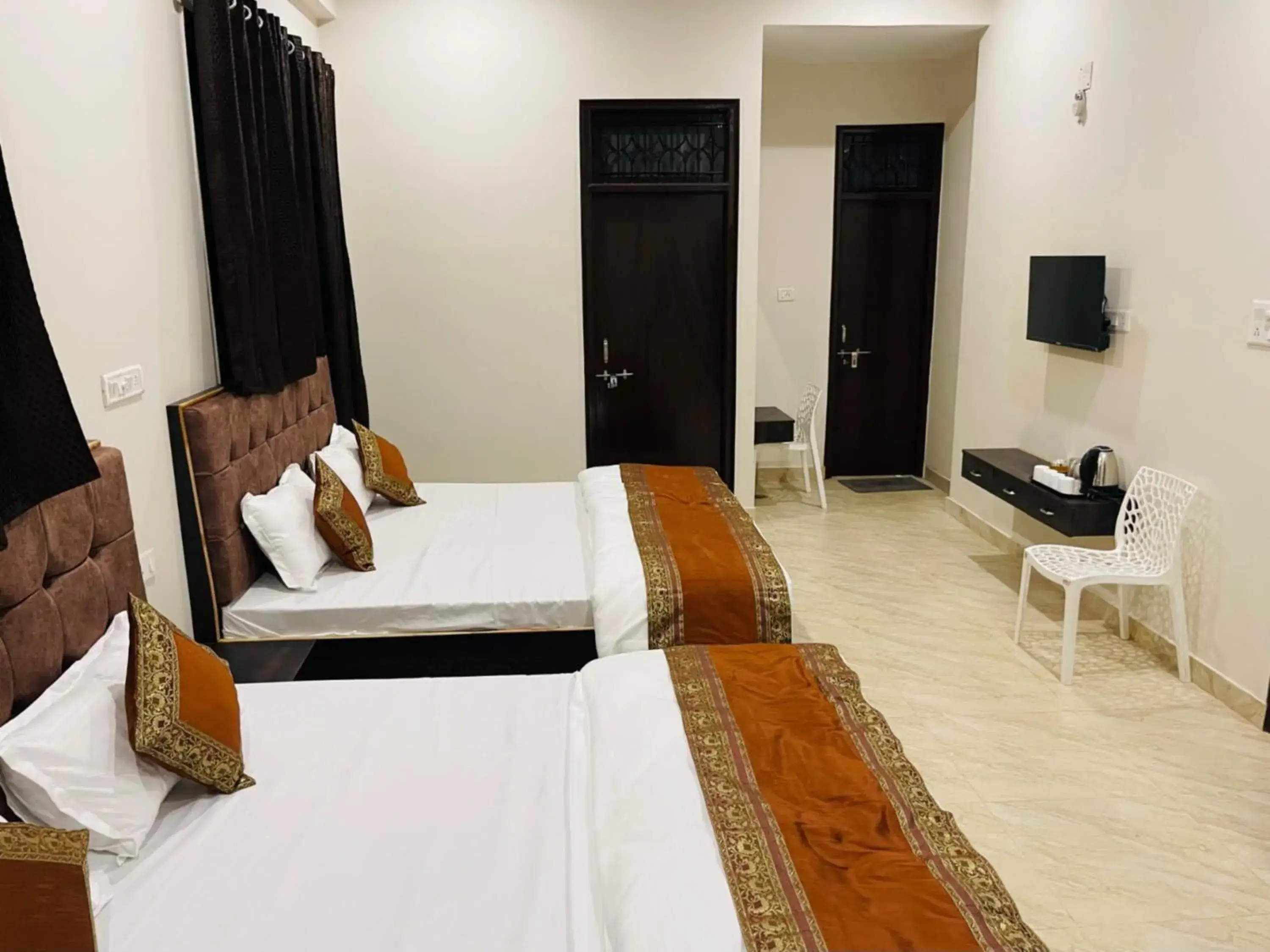 Deluxe Family Suite in Goroomgo Assi River Guest House Varanasi Deluxe Family Suite in Goroomgo Assi River Guest House Varanasi