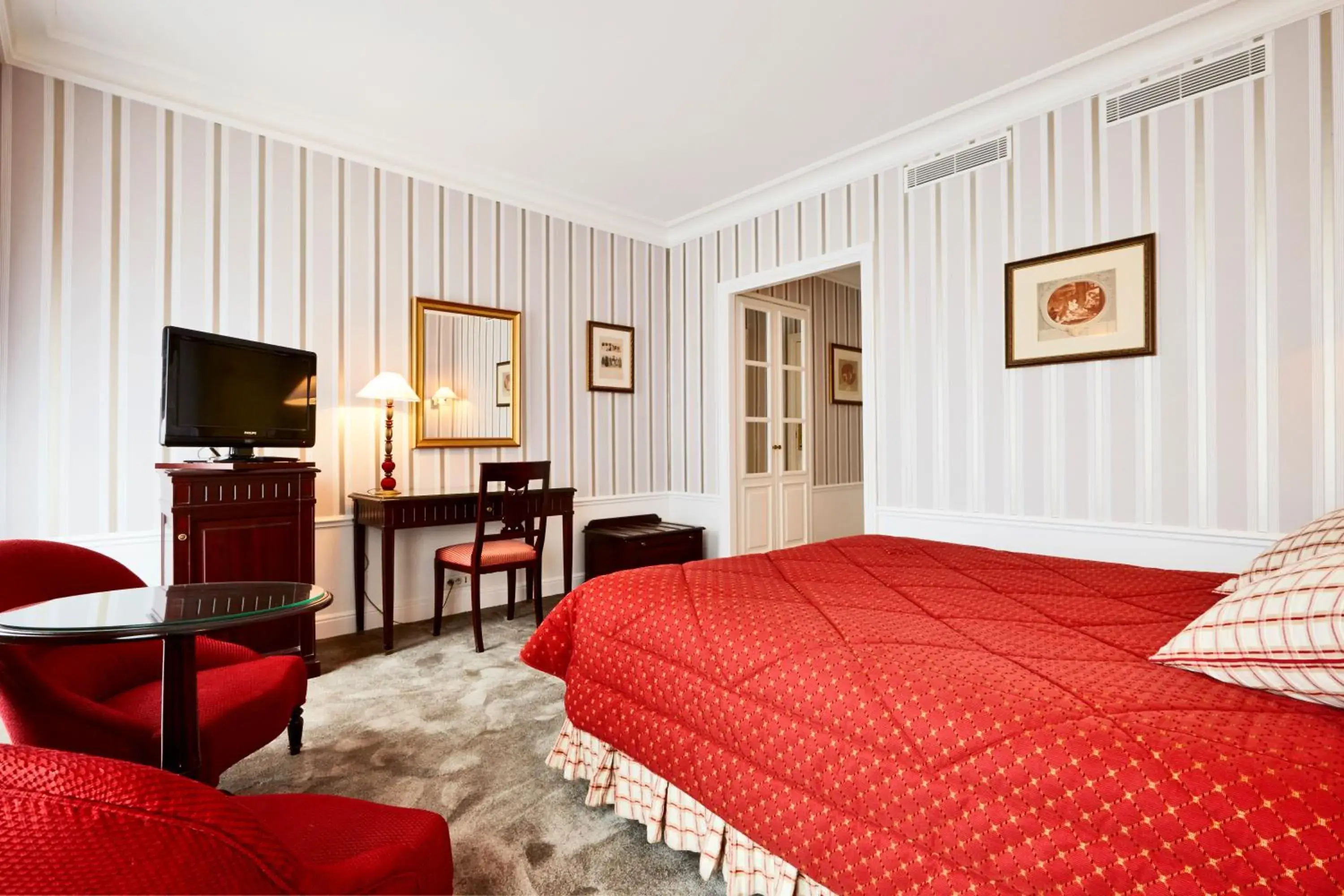 Superior Room in Golden Tulip Washington Opera Superior Room in Golden Tulip Washington Opera