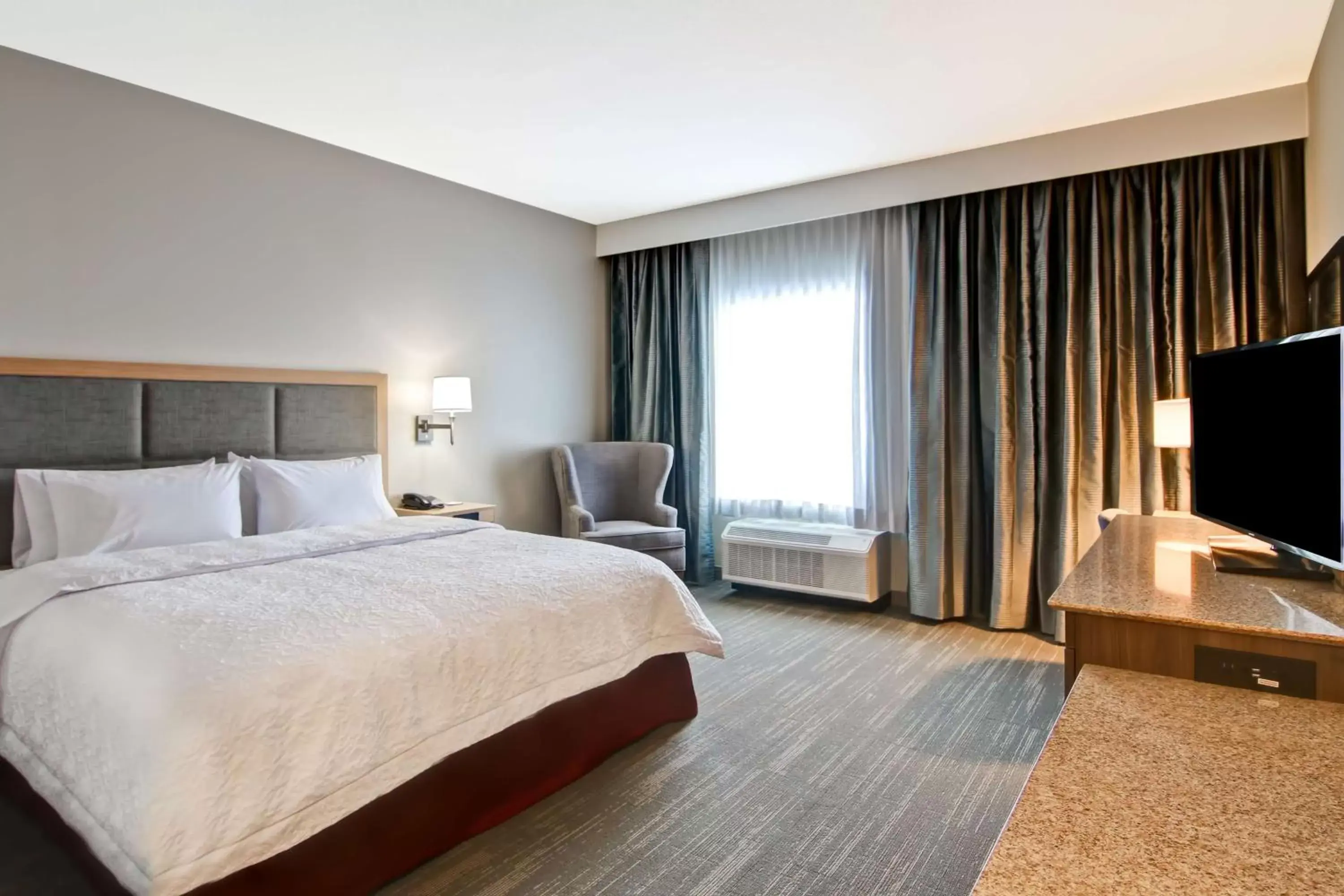 King Room - Disability Access/Hearing Accessible in Hampton Inn & Suites by Hilton Grande Prairie King Room - Disability Access/Hearing Accessible in Hampton Inn & Suites by Hilton Grande Prairie