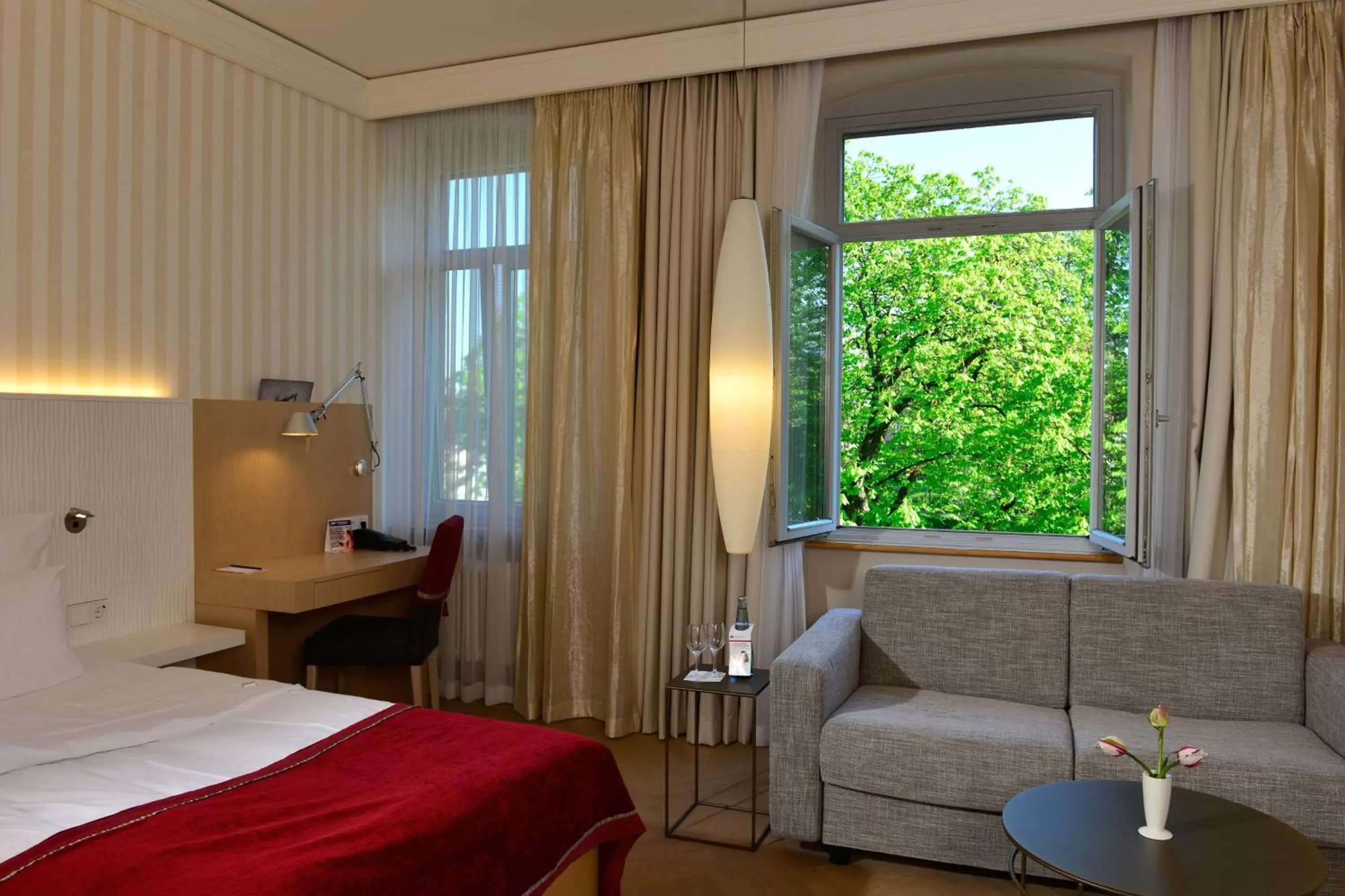 Junior King Suite in Best Western Premier Hotel Victoria Junior King Suite in Best Western Premier Hotel Victoria