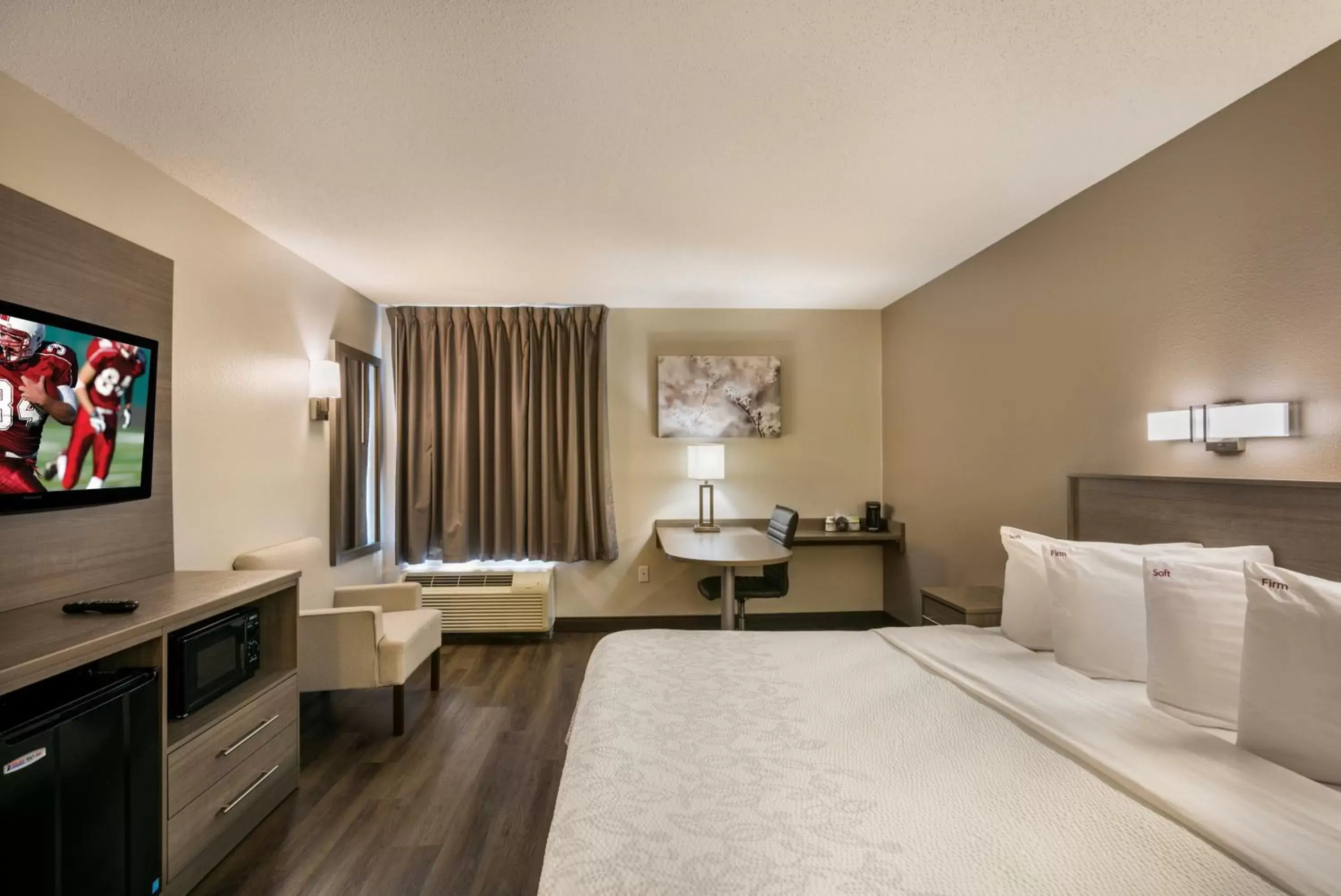 Superior King Room Smoke Free in Red Roof Inn PLUS+ Boston - Logan Superior King Room Smoke Free in Red Roof Inn PLUS+ Boston - Logan